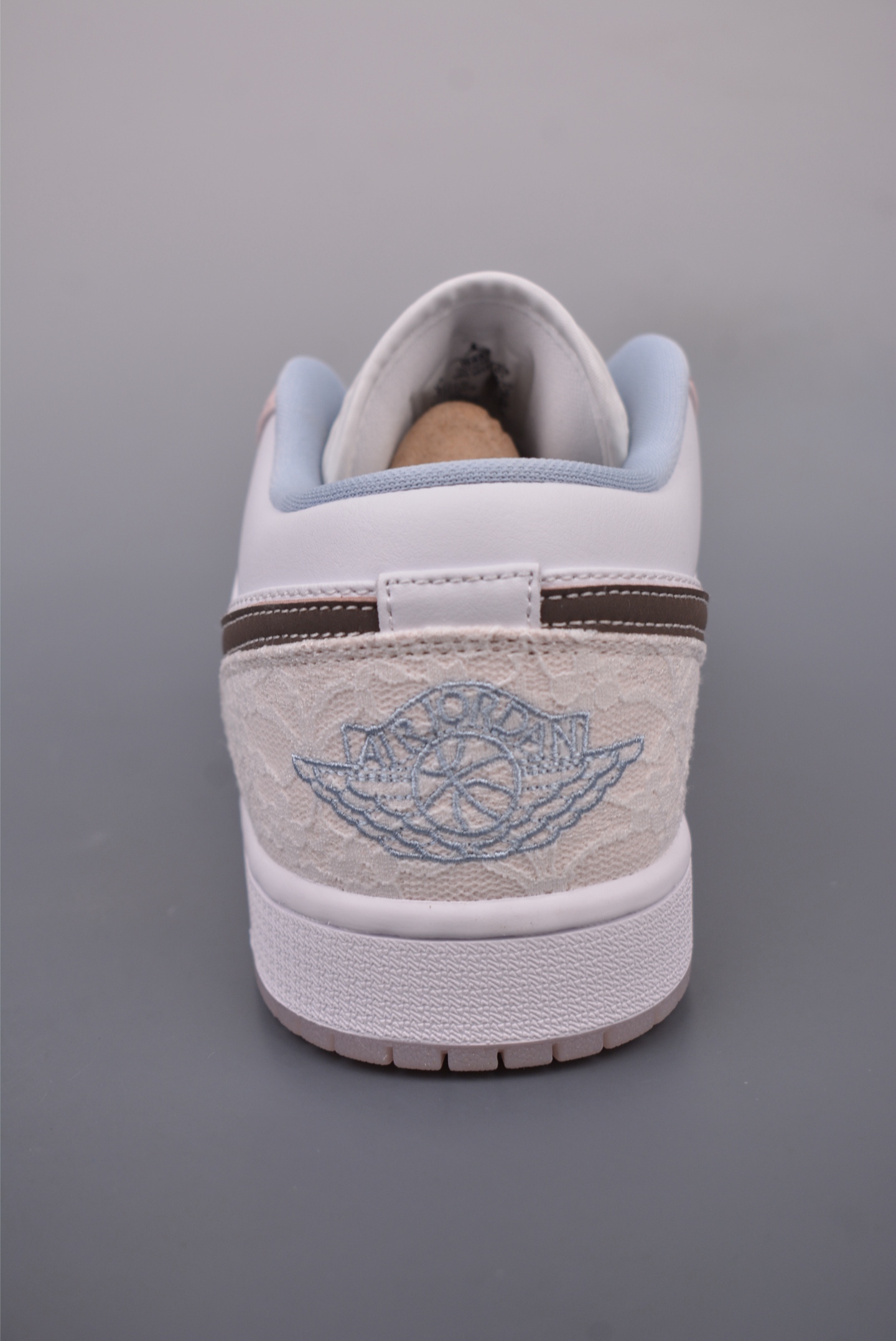 💰270
Air Jordan 1 Low 白粉
AJ1乔1低帮休闲板鞋 同步官方配色 
市场唯一独家头层皮打造 原鞋原档案开发 
原厂皮料 原档冲孔鞋头 正确满胶鞋垫 四线拉帮 原厂织唛标 鞋舌高弹海绵填充。
官方货号：IB8859 101
Size： 36 36.5 37.5 38 38.5 39 40 40.5 41 42 42.5 43 44 45 46