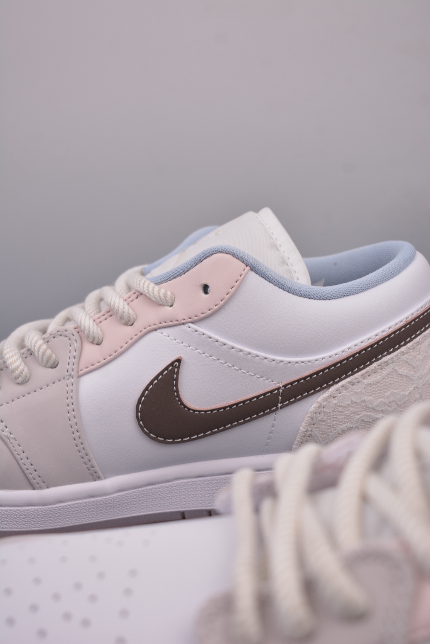 💰270
Air Jordan 1 Low 白粉
AJ1乔1低帮休闲板鞋 同步官方配色 
市场唯一独家头层皮打造 原鞋原档案开发 
原厂皮料 原档冲孔鞋头 正确满胶鞋垫 四线拉帮 原厂织唛标 鞋舌高弹海绵填充。
官方货号：IB8859 101
Size： 36 36.5 37.5 38 38.5 39 40 40.5 41 42 42.5 43 44 45 46
