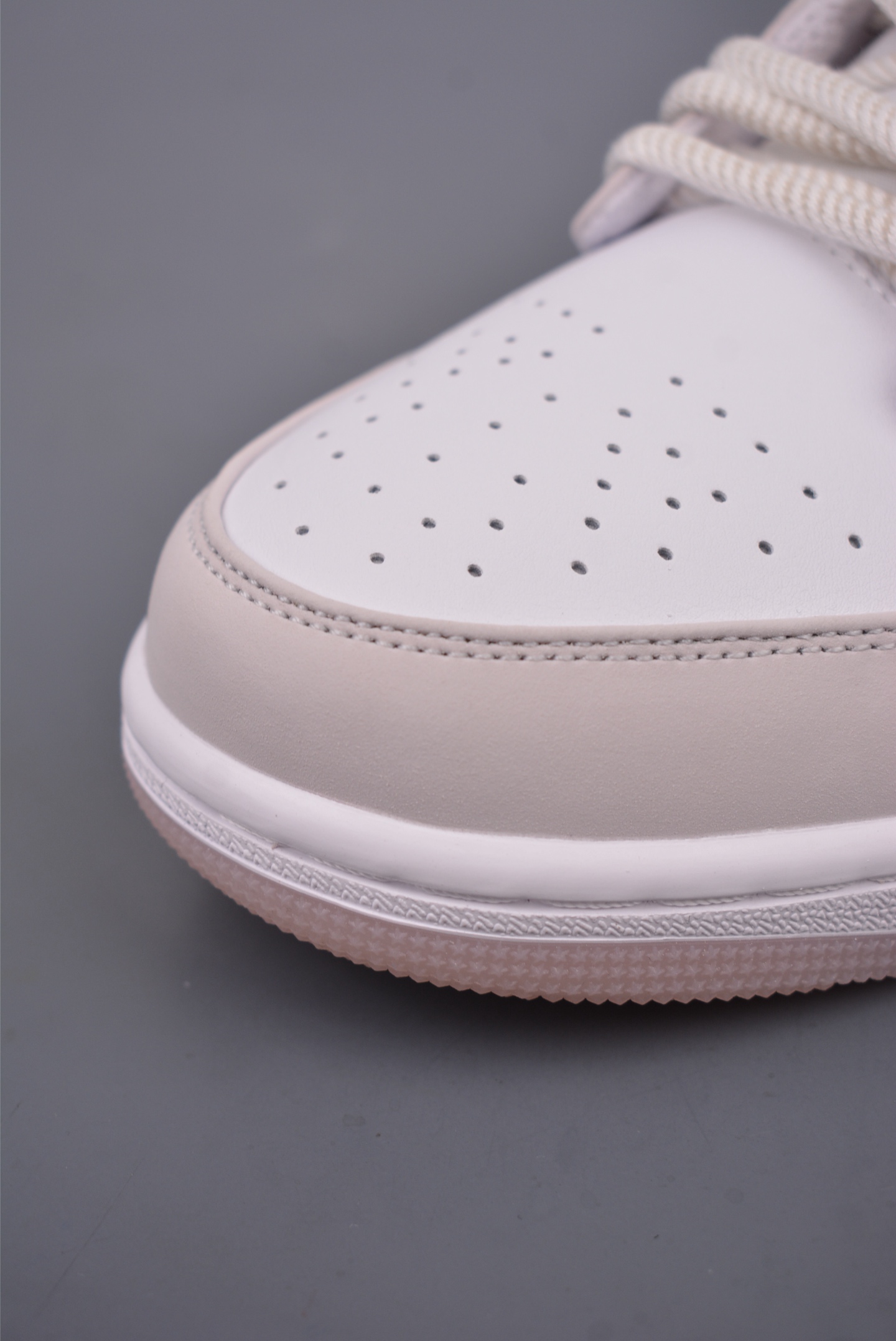 💰270
Air Jordan 1 Low 白粉
AJ1乔1低帮休闲板鞋 同步官方配色 
市场唯一独家头层皮打造 原鞋原档案开发 
原厂皮料 原档冲孔鞋头 正确满胶鞋垫 四线拉帮 原厂织唛标 鞋舌高弹海绵填充。
官方货号：IB8859 101
Size： 36 36.5 37.5 38 38.5 39 40 40.5 41 42 42.5 43 44 45 46