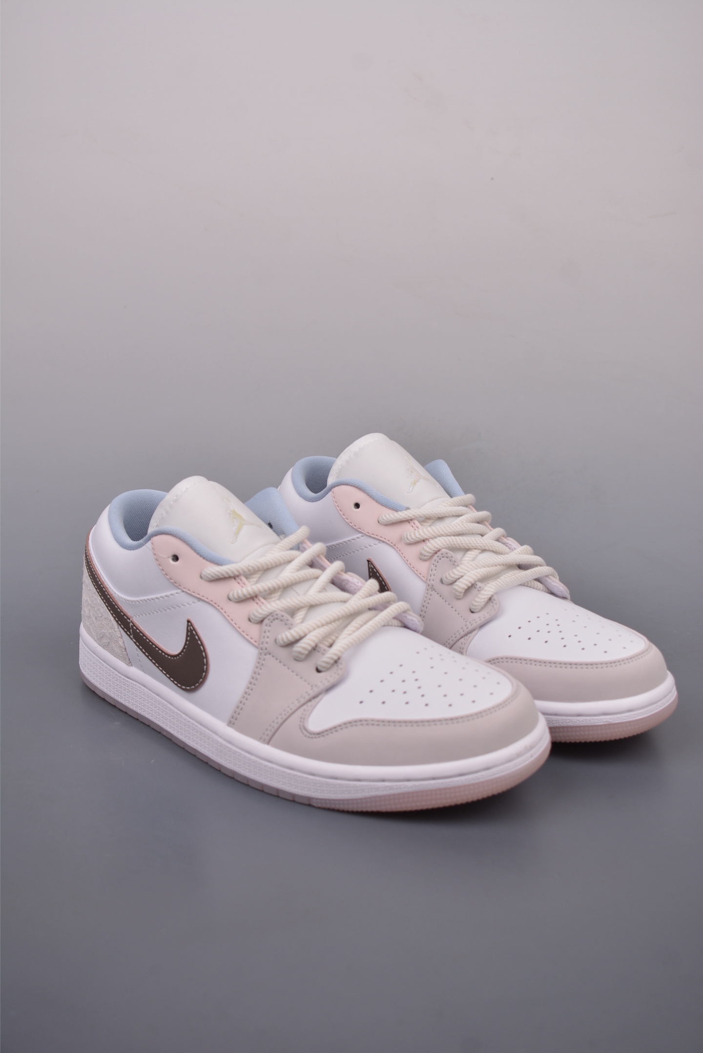 💰270
Air Jordan 1 Low 白粉
AJ1乔1低帮休闲板鞋 同步官方配色 
市场唯一独家头层皮打造 原鞋原档案开发 
原厂皮料 原档冲孔鞋头 正确满胶鞋垫 四线拉帮 原厂织唛标 鞋舌高弹海绵填充。
官方货号：IB8859 101
Size： 36 36.5 37.5 38 38.5 39 40 40.5 41 42 42.5 43 44 45 46