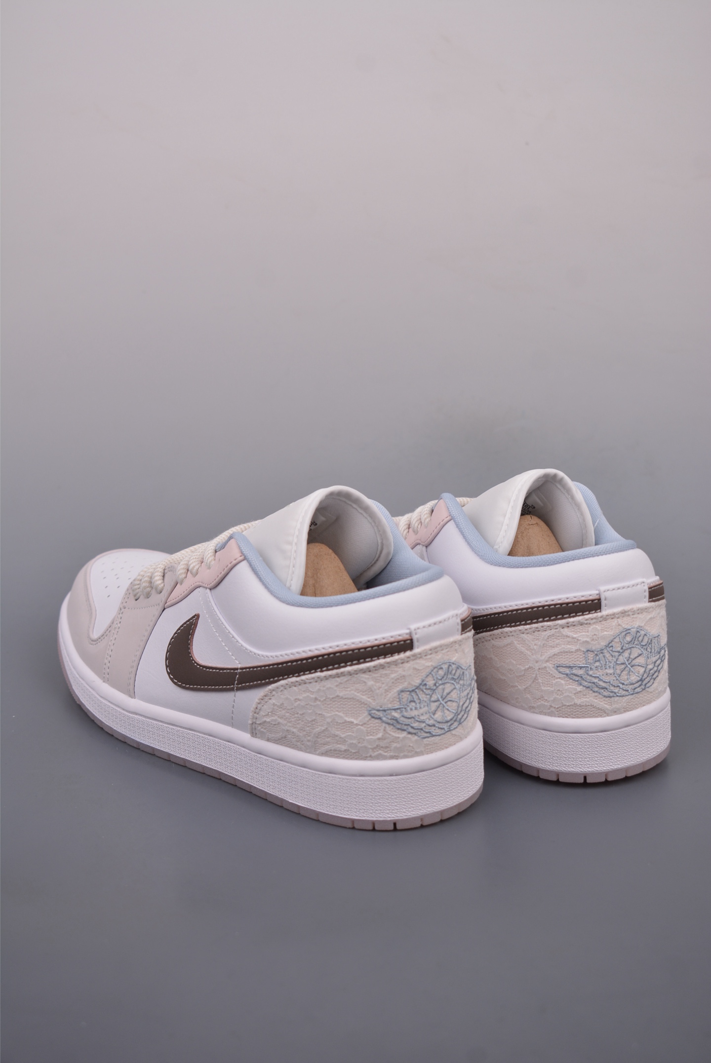 💰270
Air Jordan 1 Low 白粉
AJ1乔1低帮休闲板鞋 同步官方配色 
市场唯一独家头层皮打造 原鞋原档案开发 
原厂皮料 原档冲孔鞋头 正确满胶鞋垫 四线拉帮 原厂织唛标 鞋舌高弹海绵填充。
官方货号：IB8859 101
Size： 36 36.5 37.5 38 38.5 39 40 40.5 41 42 42.5 43 44 45 46