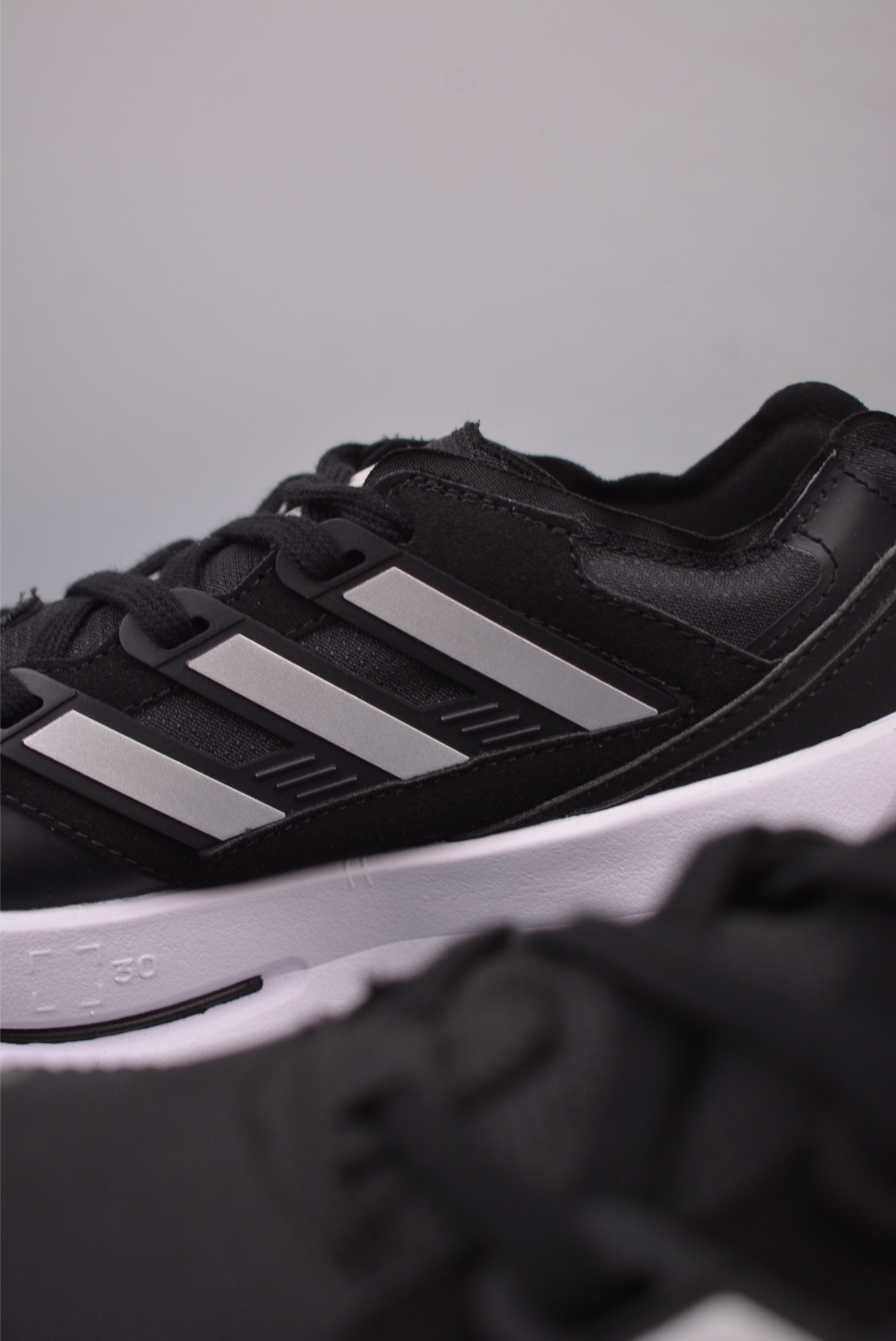 200  阿迪达斯 Adidas EQUIPMENT AGRAVIC 复古运动休闲鞋复古中帮经典鞋运动鞋  JH6113