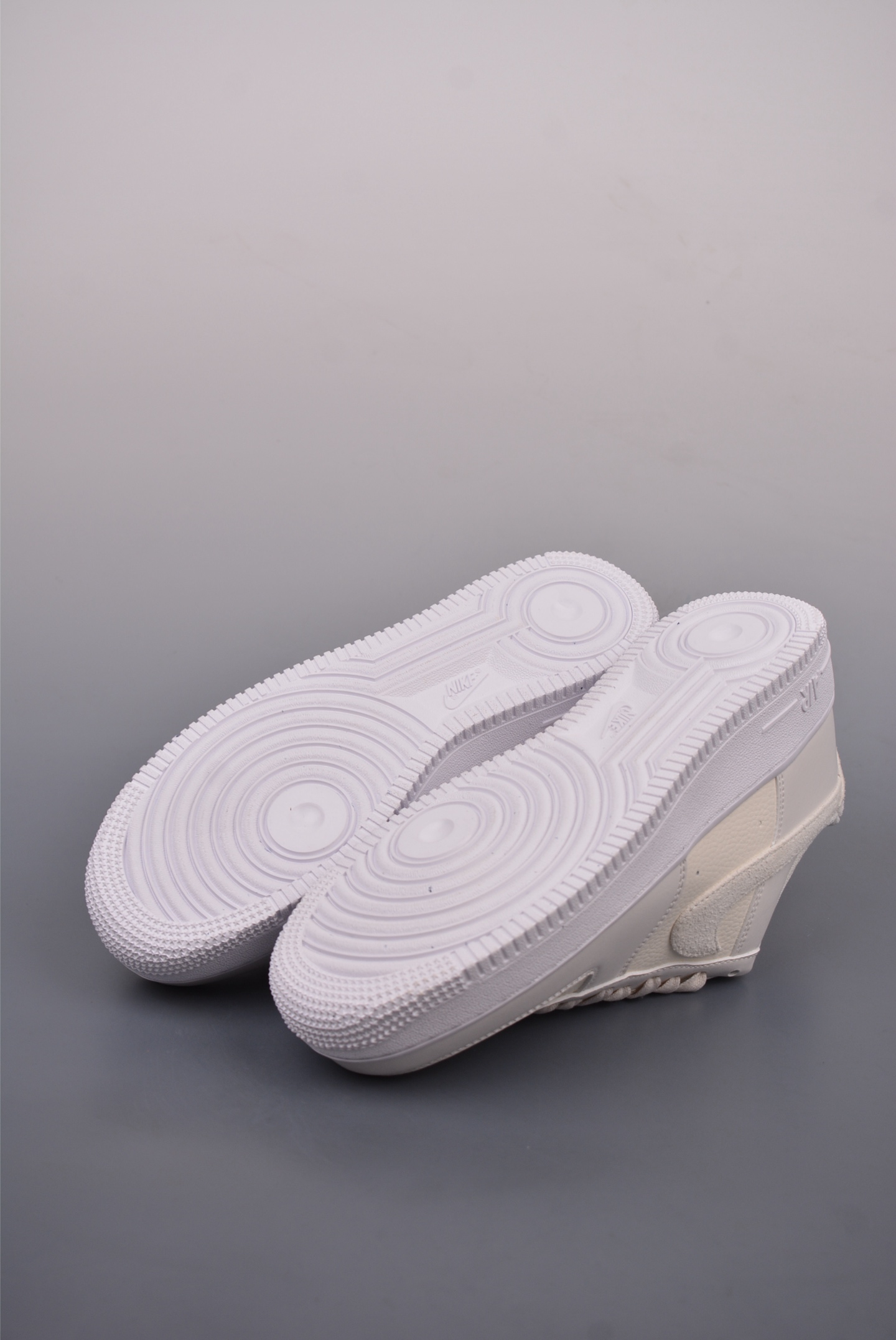 200  Nike Air Force 1 Low 灰白  HQ3905-001