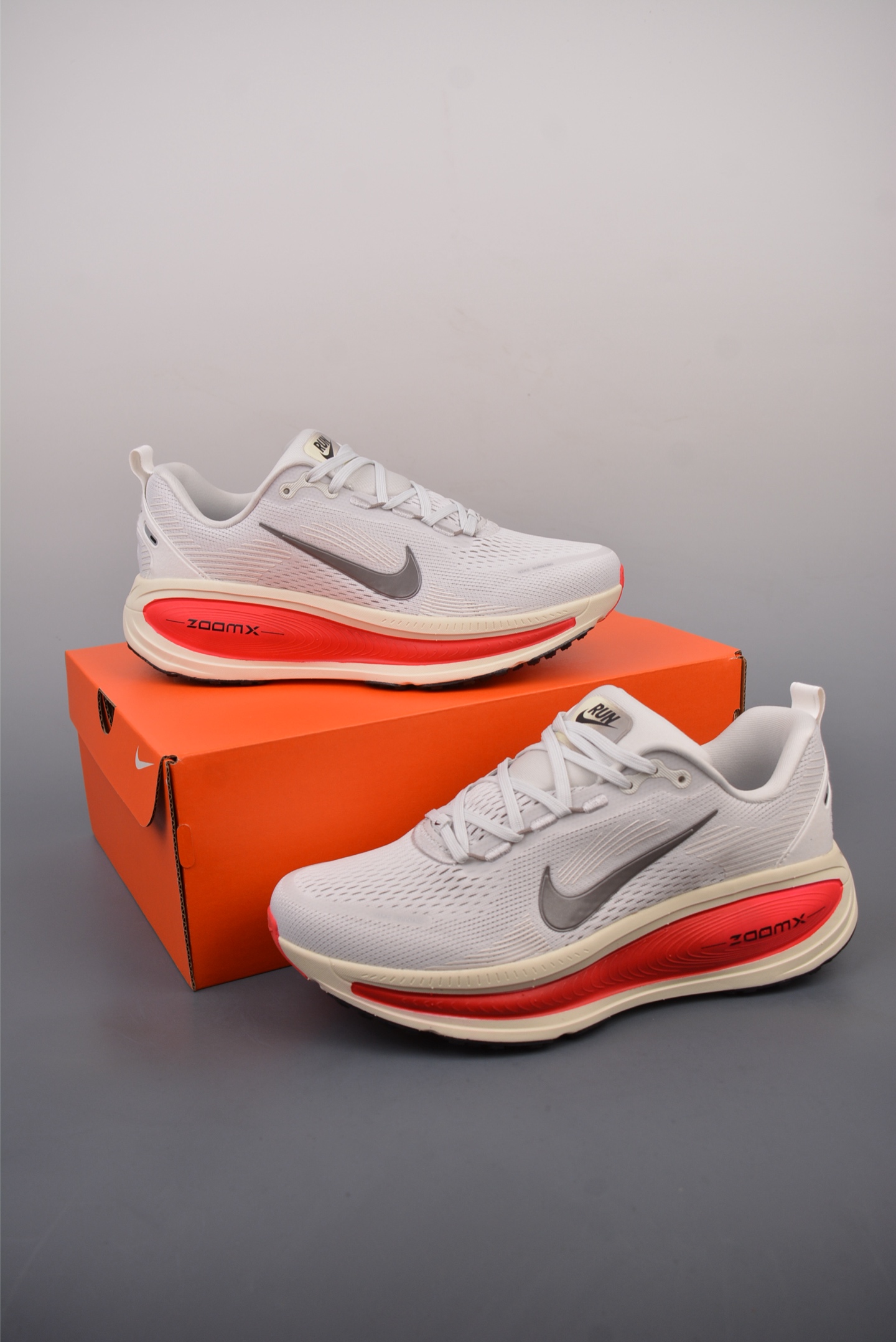180  Nike Air Zoom Vomero 18   HM6803-001