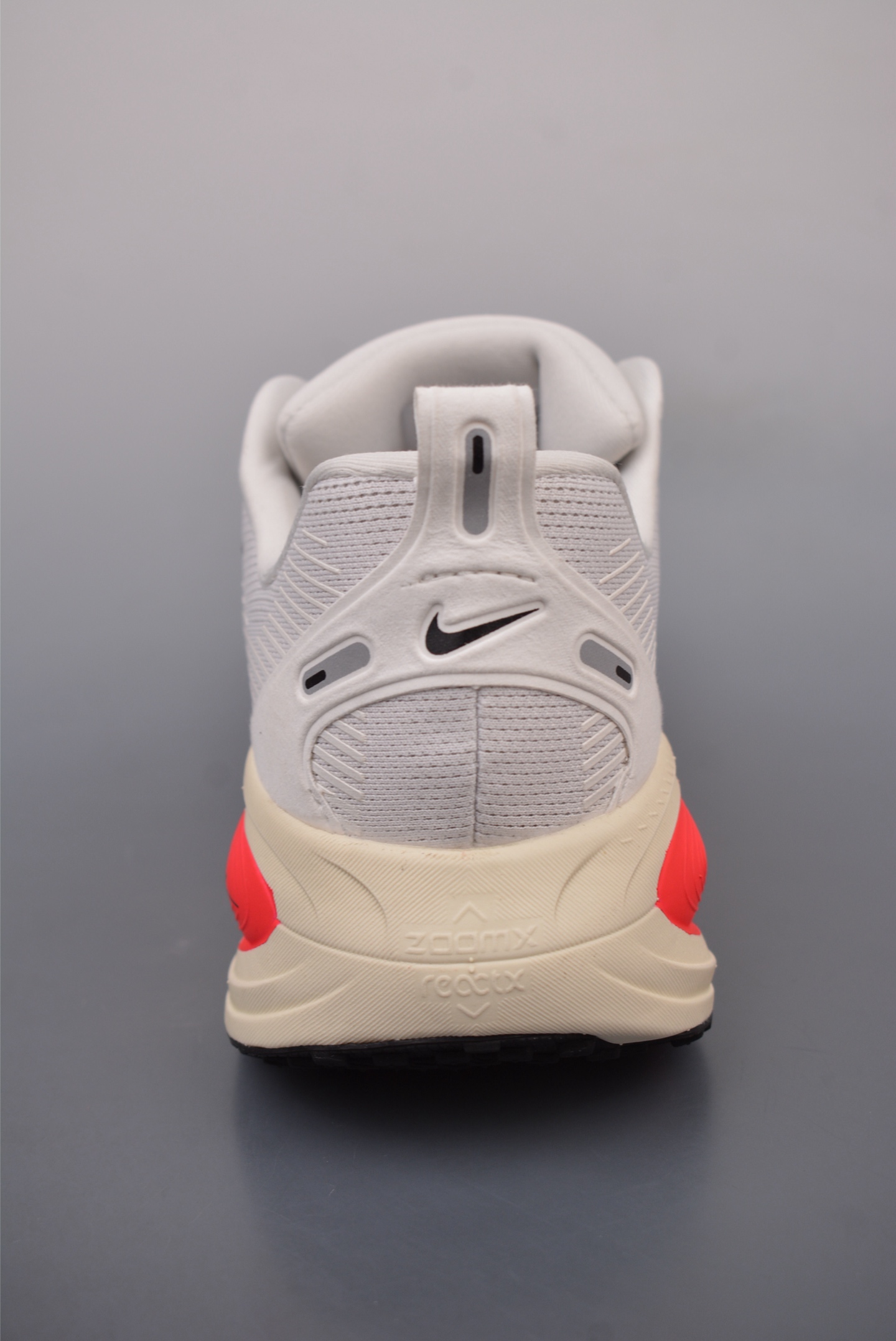 180  Nike Air Zoom Vomero 18   HM6803-001