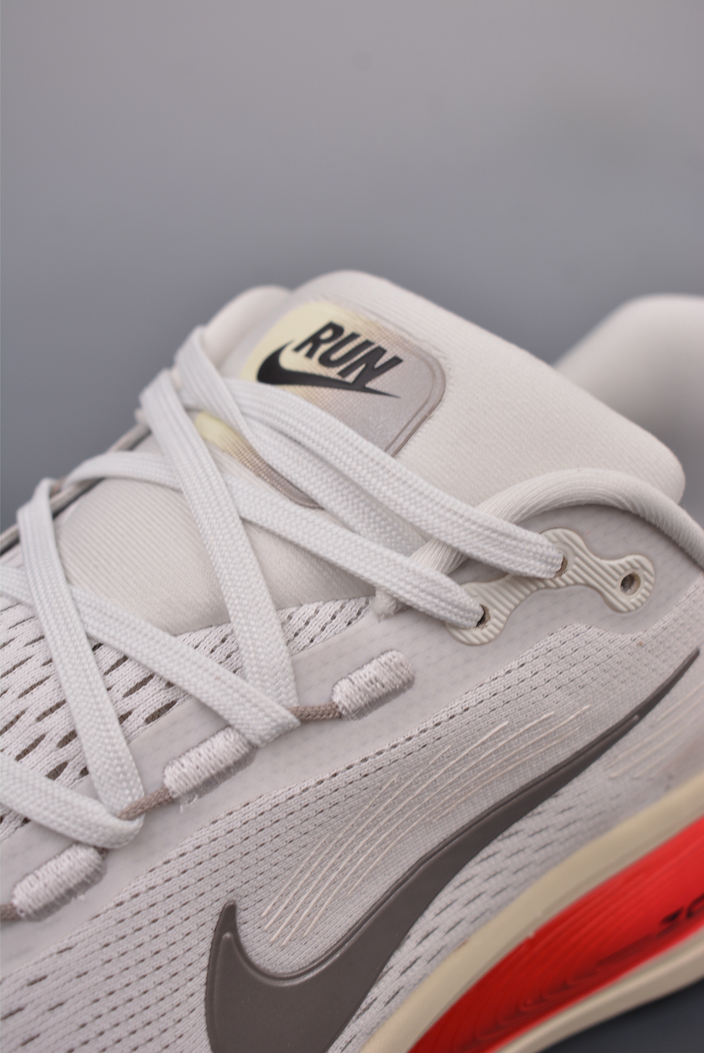 180  Nike Air Zoom Vomero 18   HM6803-001