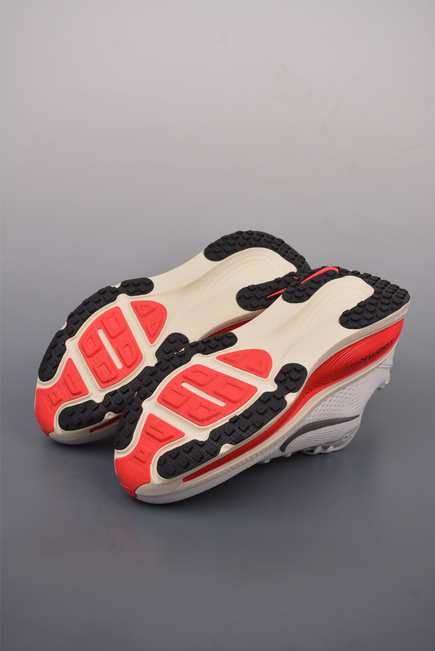 180  Nike Air Zoom Vomero 18   HM6803-001