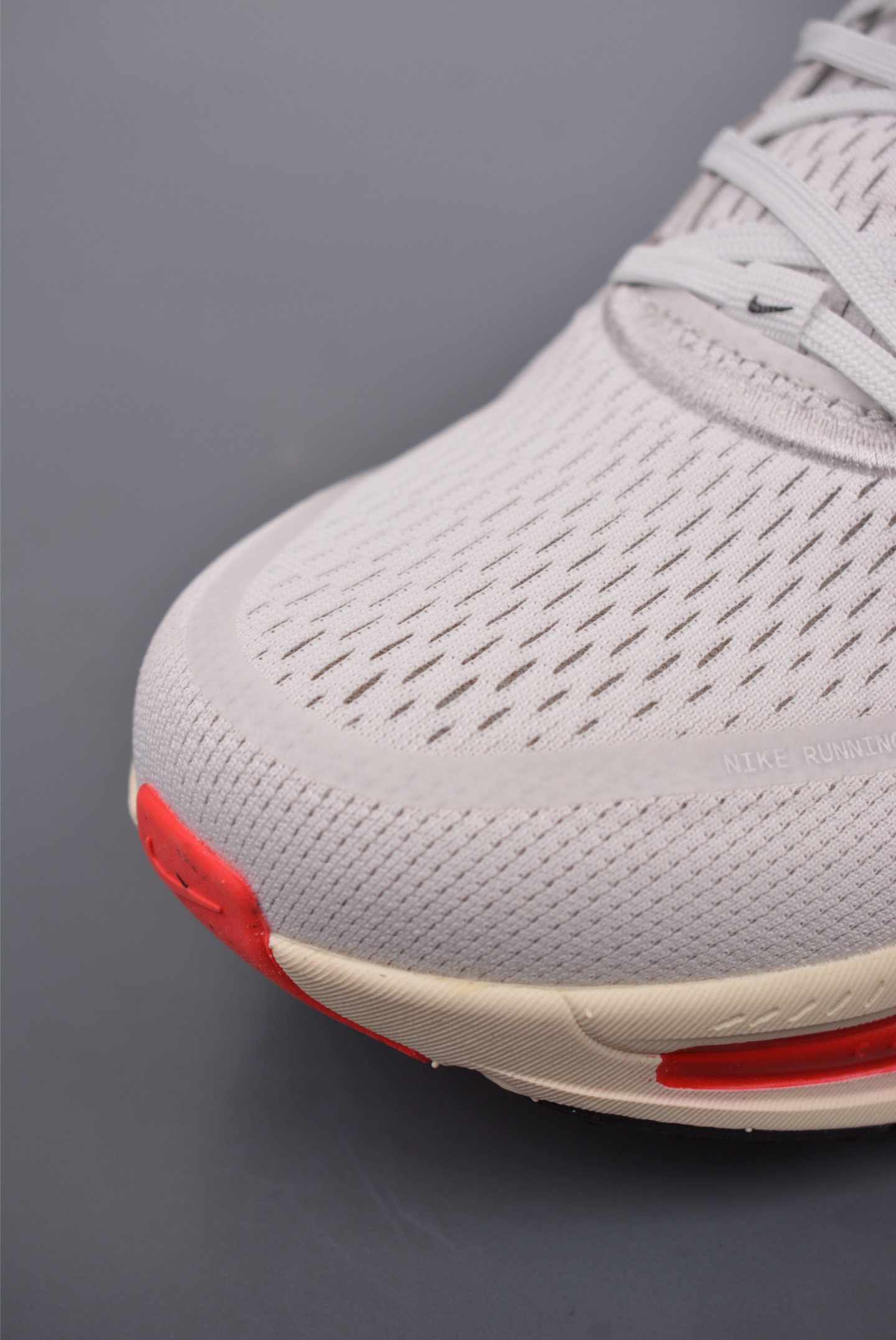180  Nike Air Zoom Vomero 18   HM6803-001