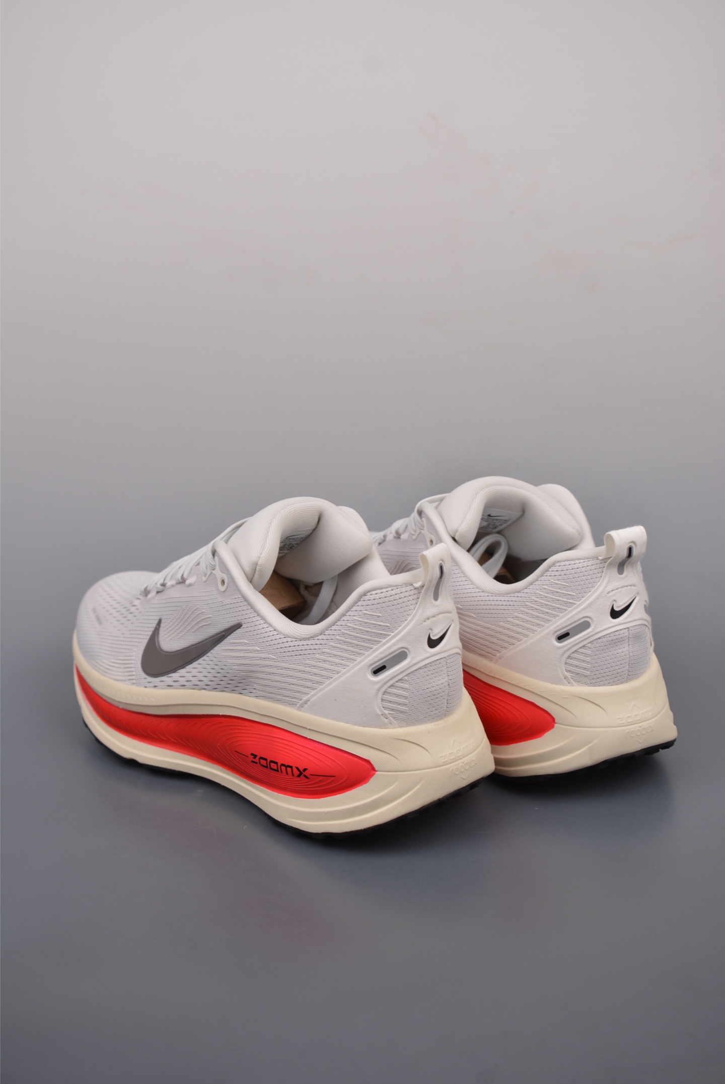 180  Nike Air Zoom Vomero 18   HM6803-001