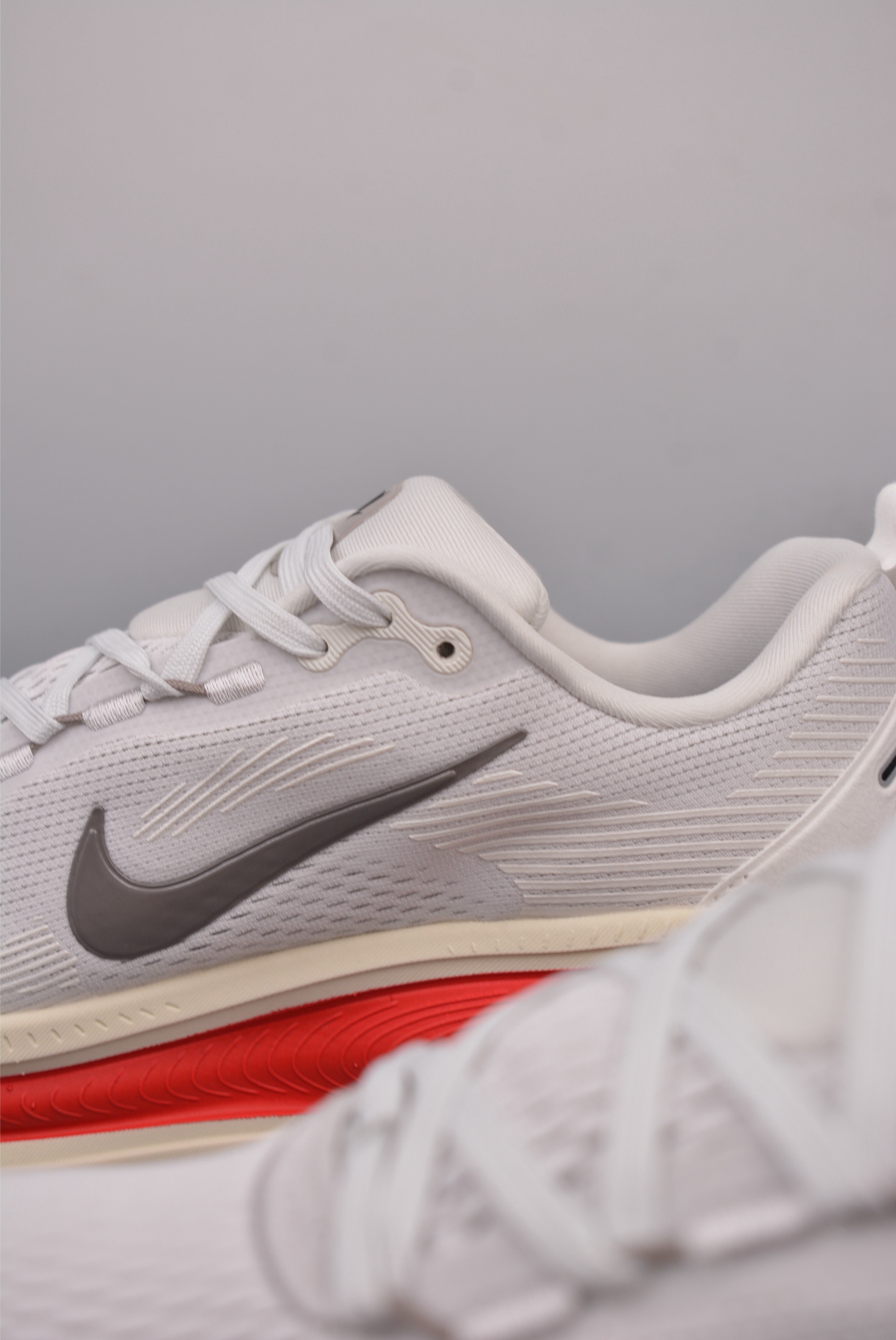 180  Nike Air Zoom Vomero 18   HM6803-001