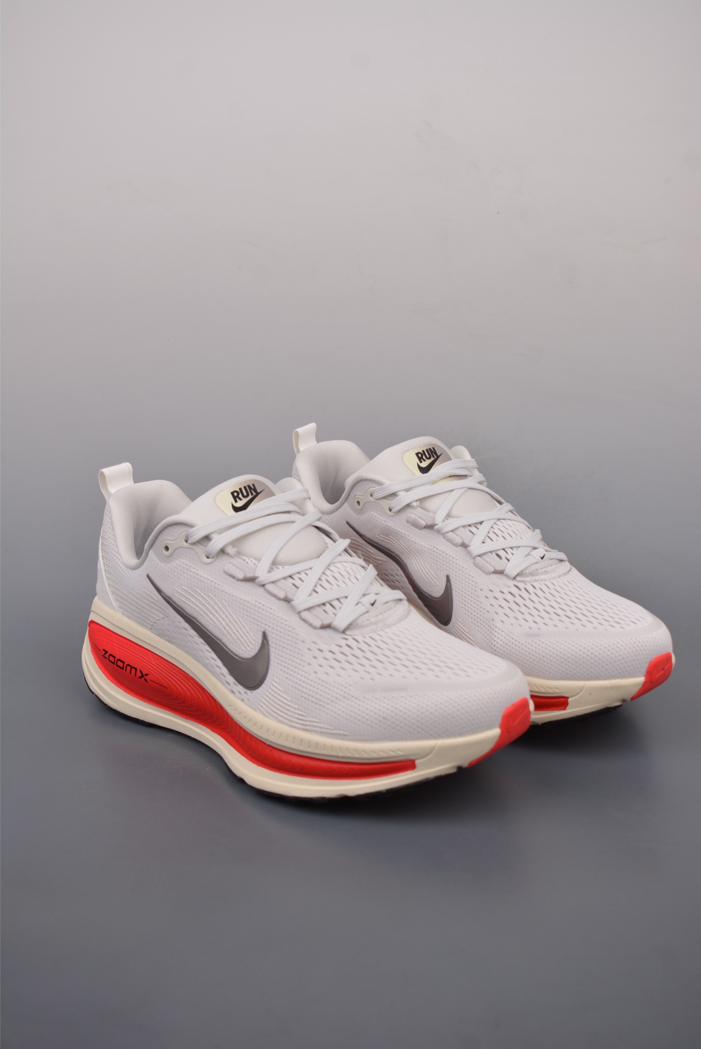 180  Nike Air Zoom Vomero 18   HM6803-001