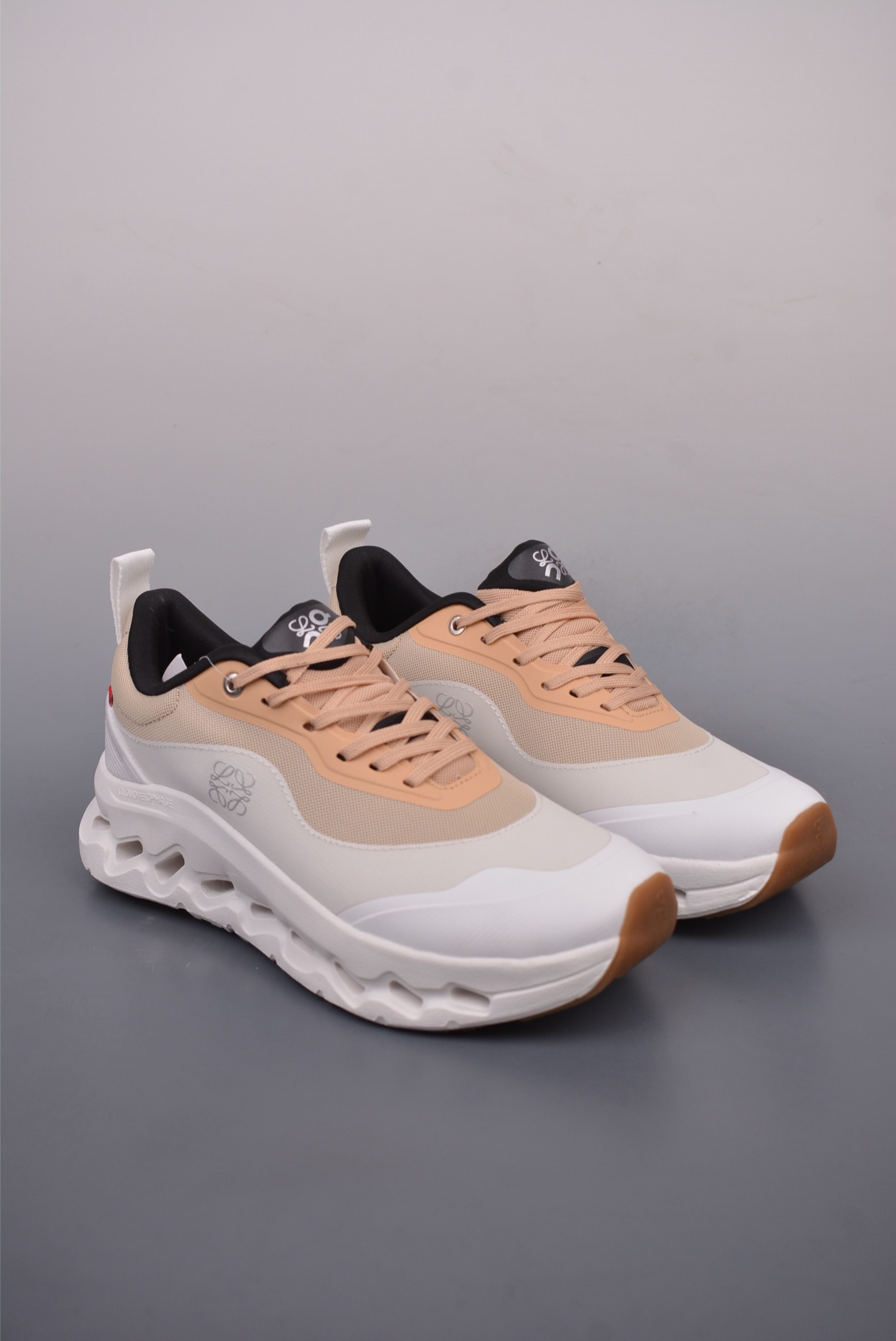 180  On昂跑 Cloudtilt Loewe 户外街头机能风跑步鞋  3ME1069