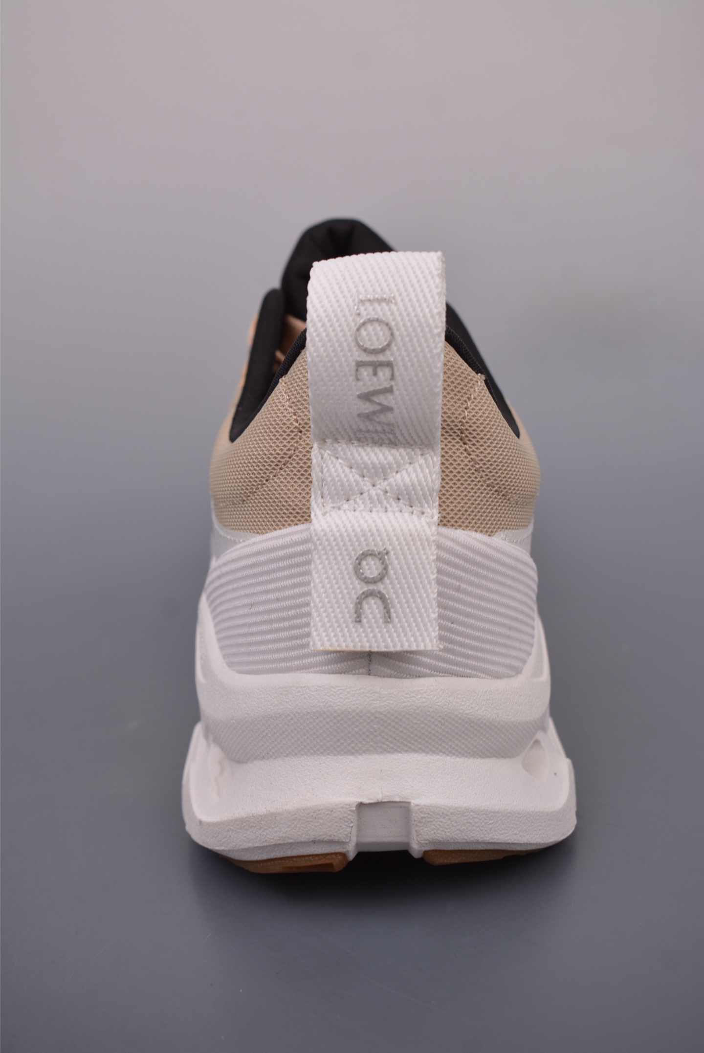 180  On昂跑 Cloudtilt Loewe 户外街头机能风跑步鞋  3ME1069