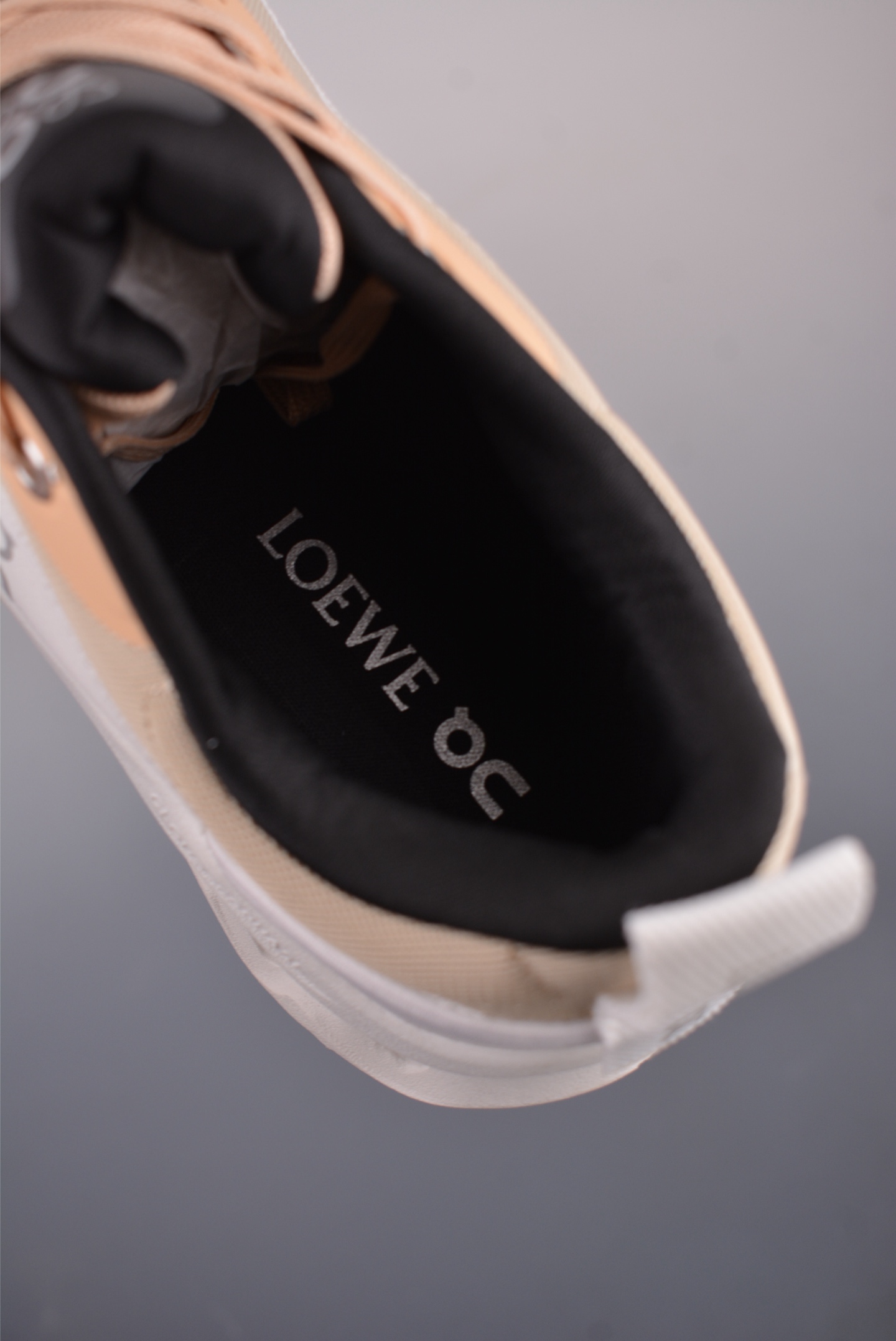 180  On昂跑 Cloudtilt Loewe 户外街头机能风跑步鞋  3ME1069