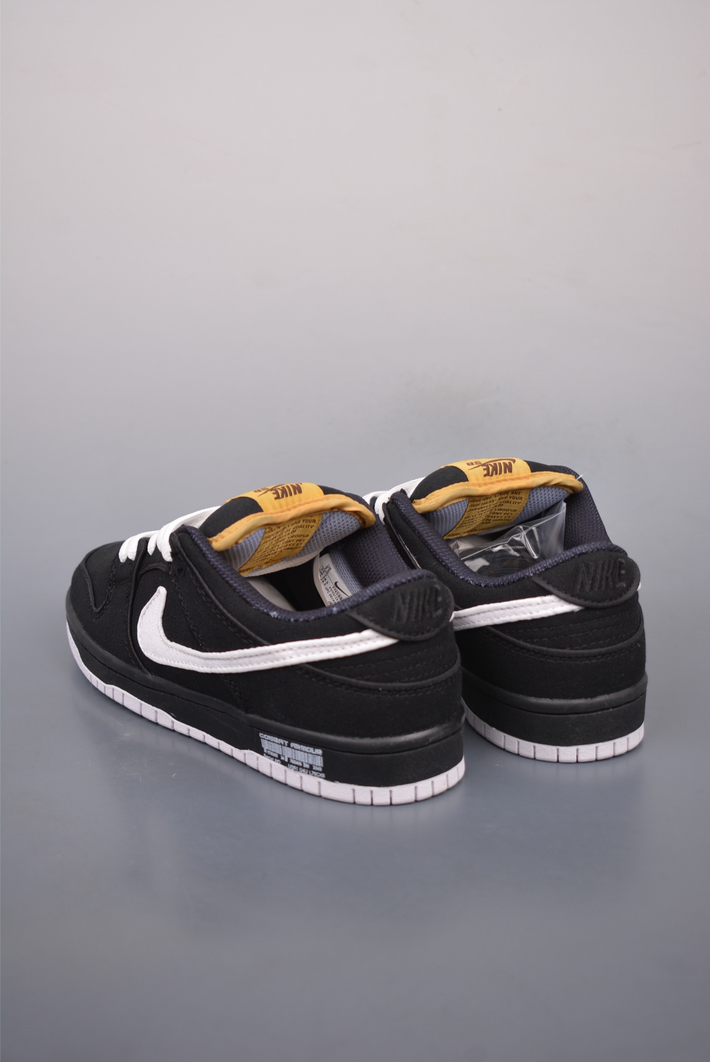 220  Nike SB Dunk Low 黑白帆布  FN5880-001