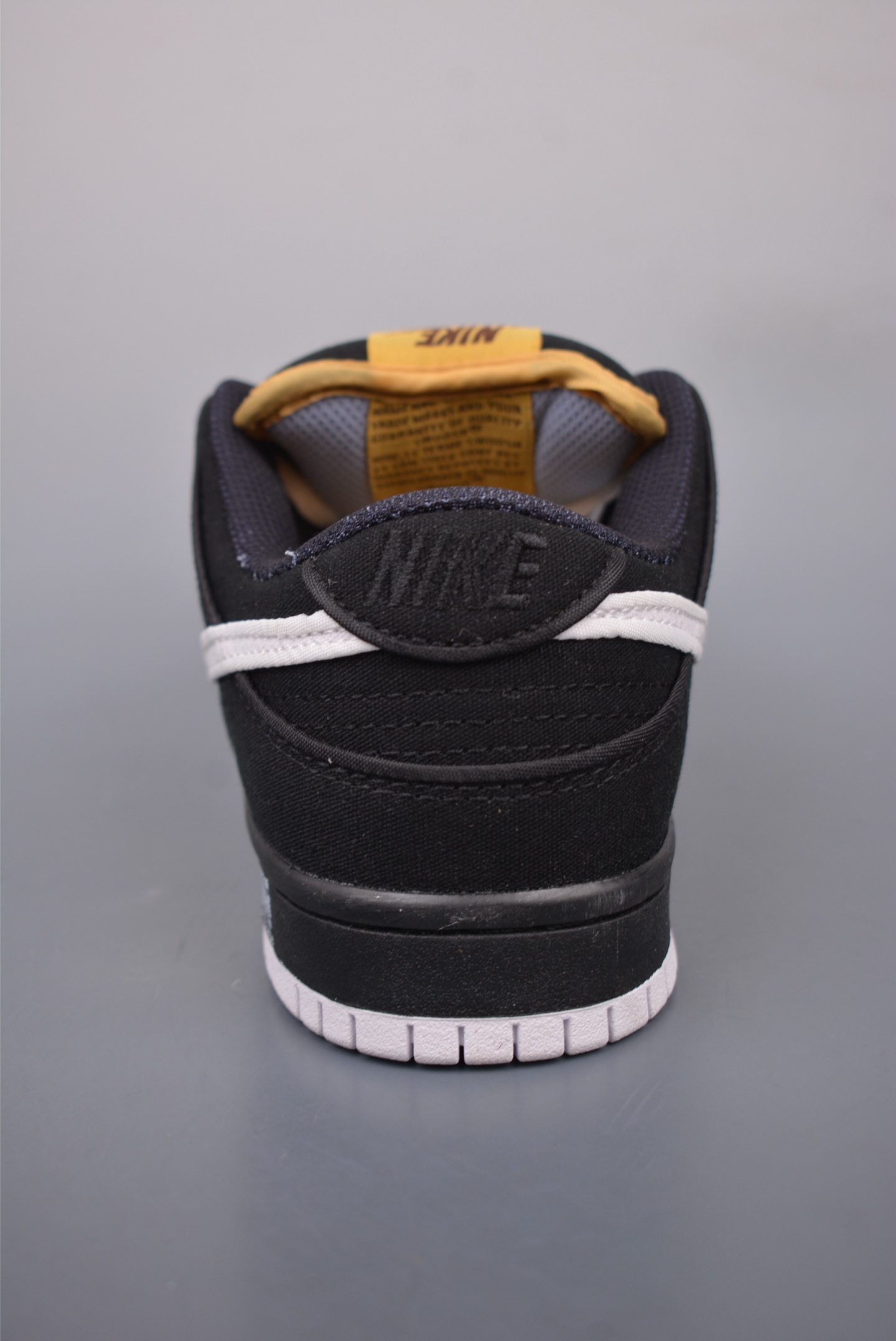 220  Nike SB Dunk Low 黑白帆布  FN5880-001
