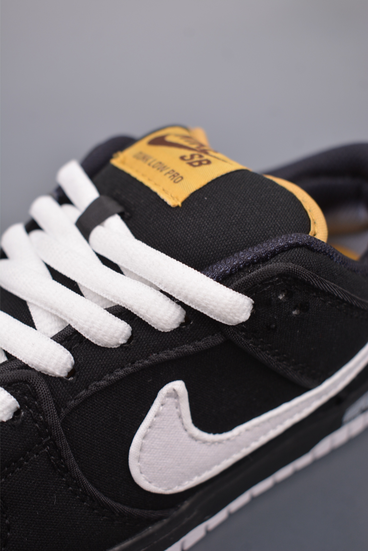 220  Nike SB Dunk Low 黑白帆布  FN5880-001