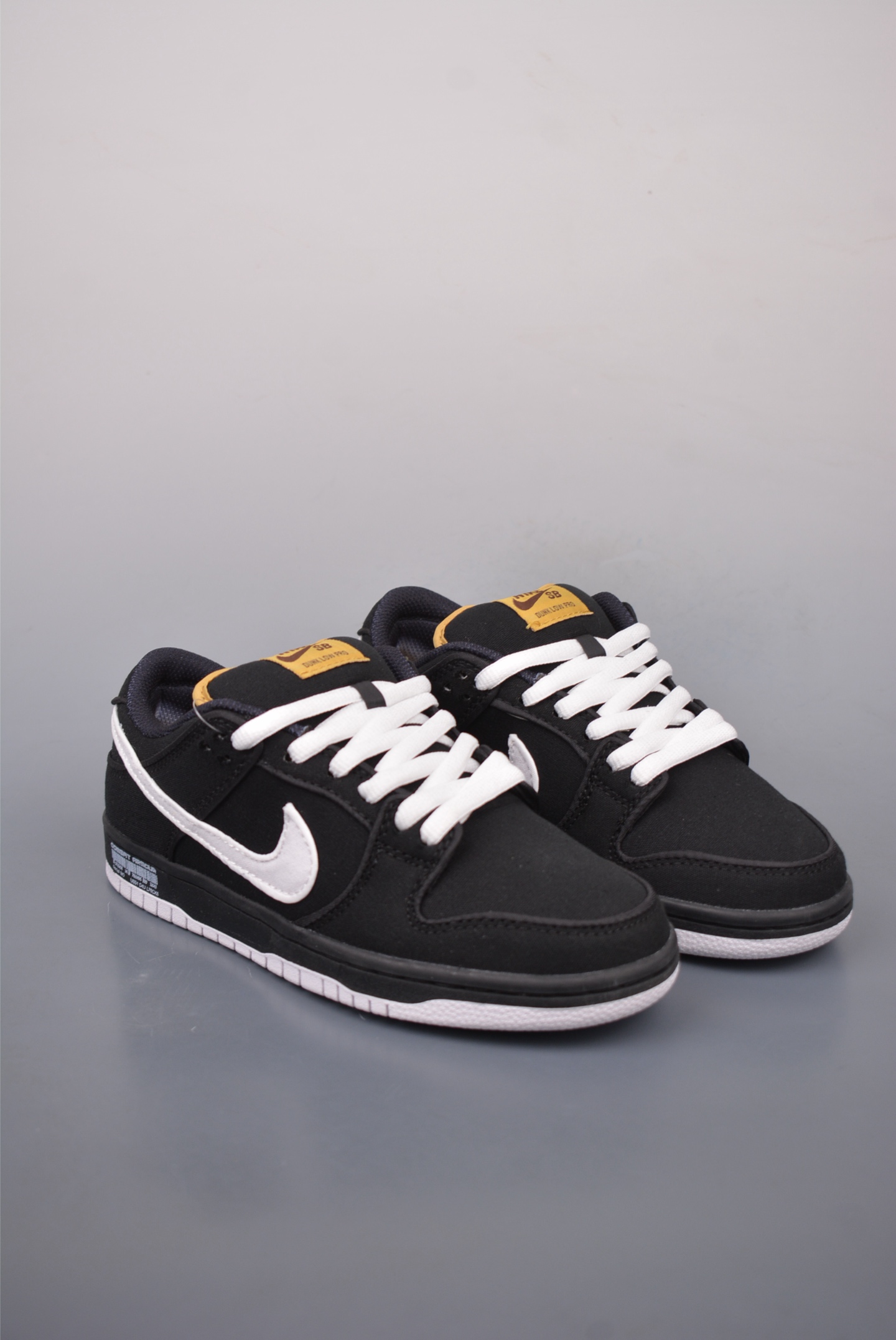 220  Nike SB Dunk Low 黑白帆布  FN5880-001