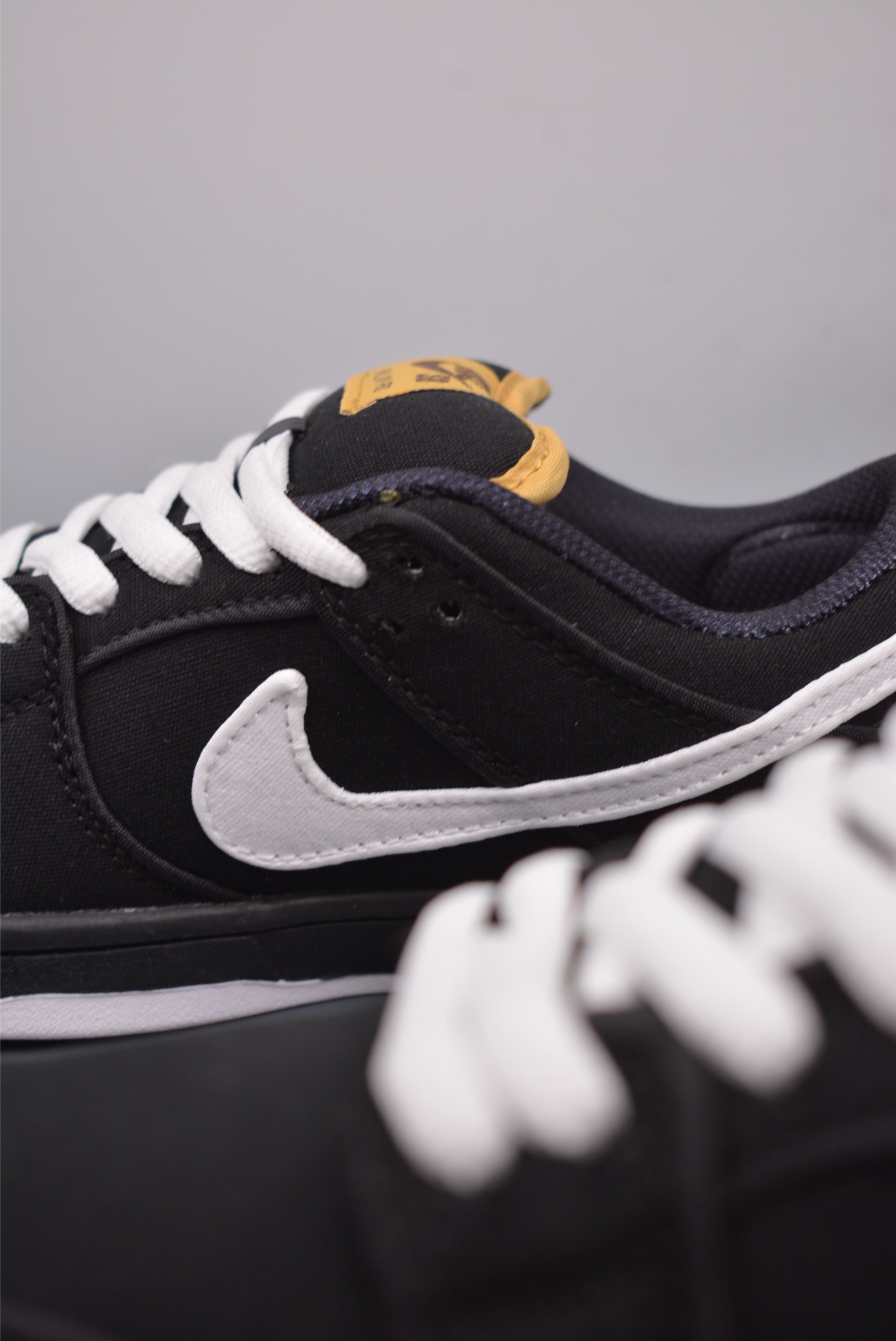 220  Nike SB Dunk Low 黑白帆布  FN5880-001