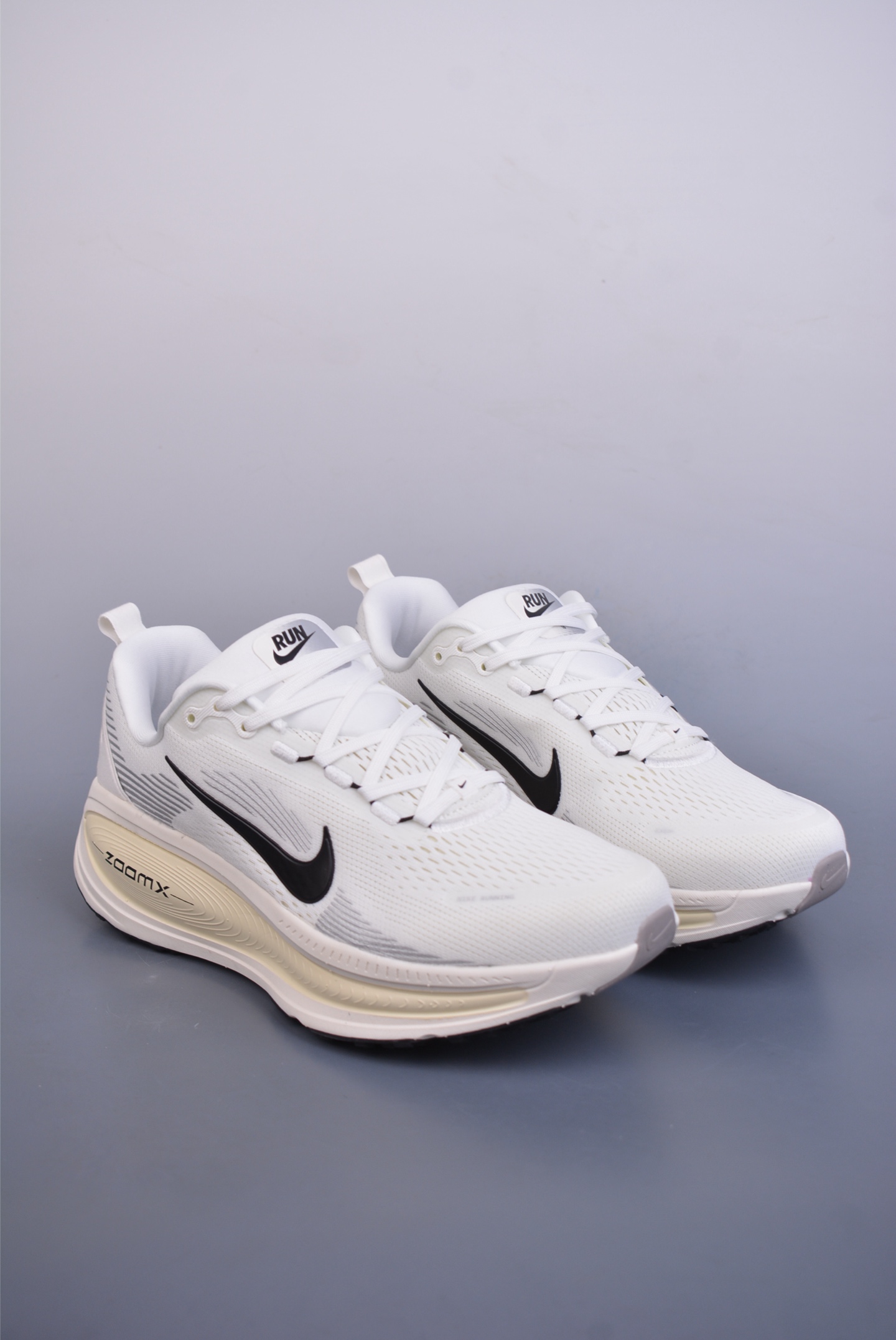 180  Nike Air Zoom Vomero 18  HM6803-101