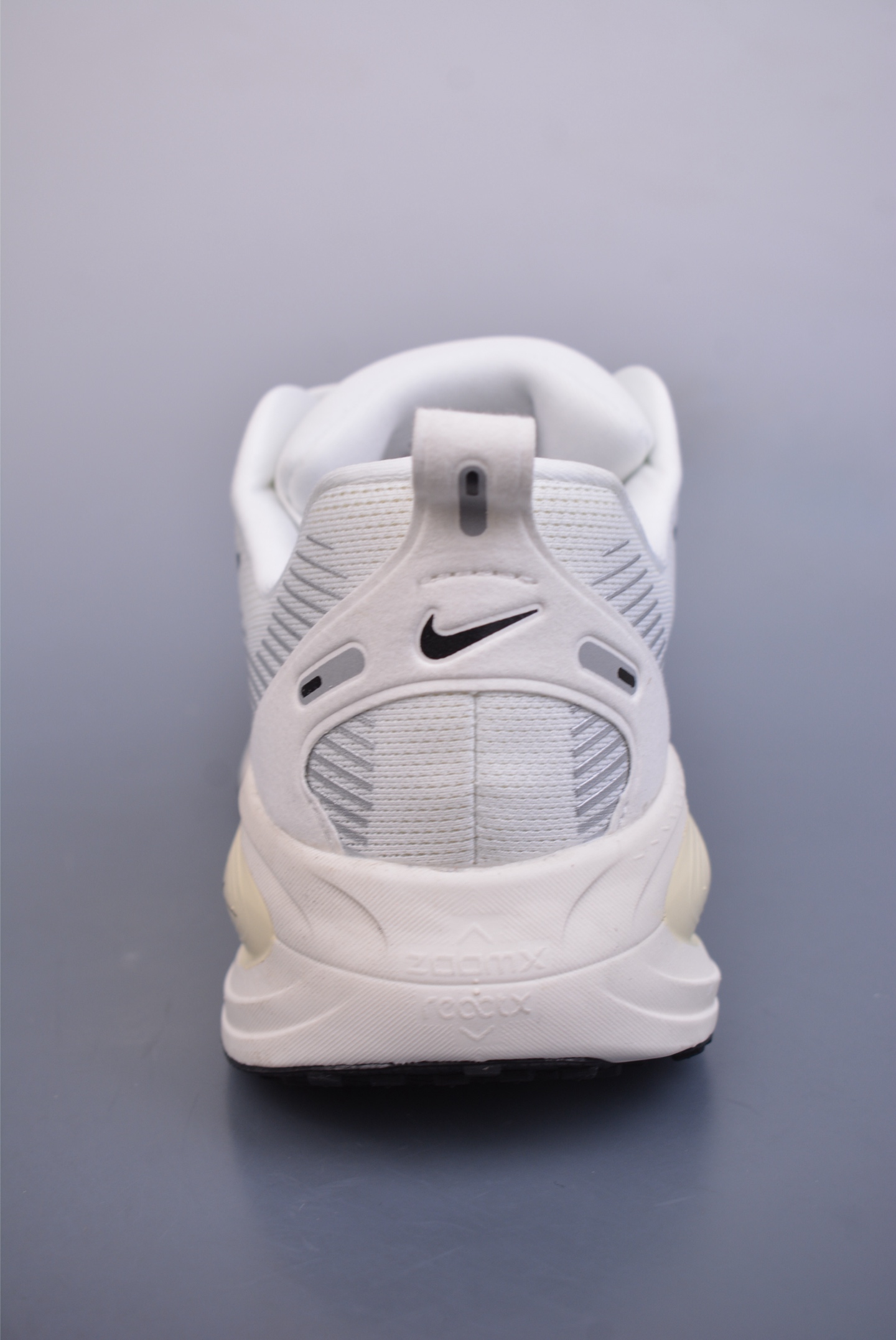 180  Nike Air Zoom Vomero 18  HM6803-101
