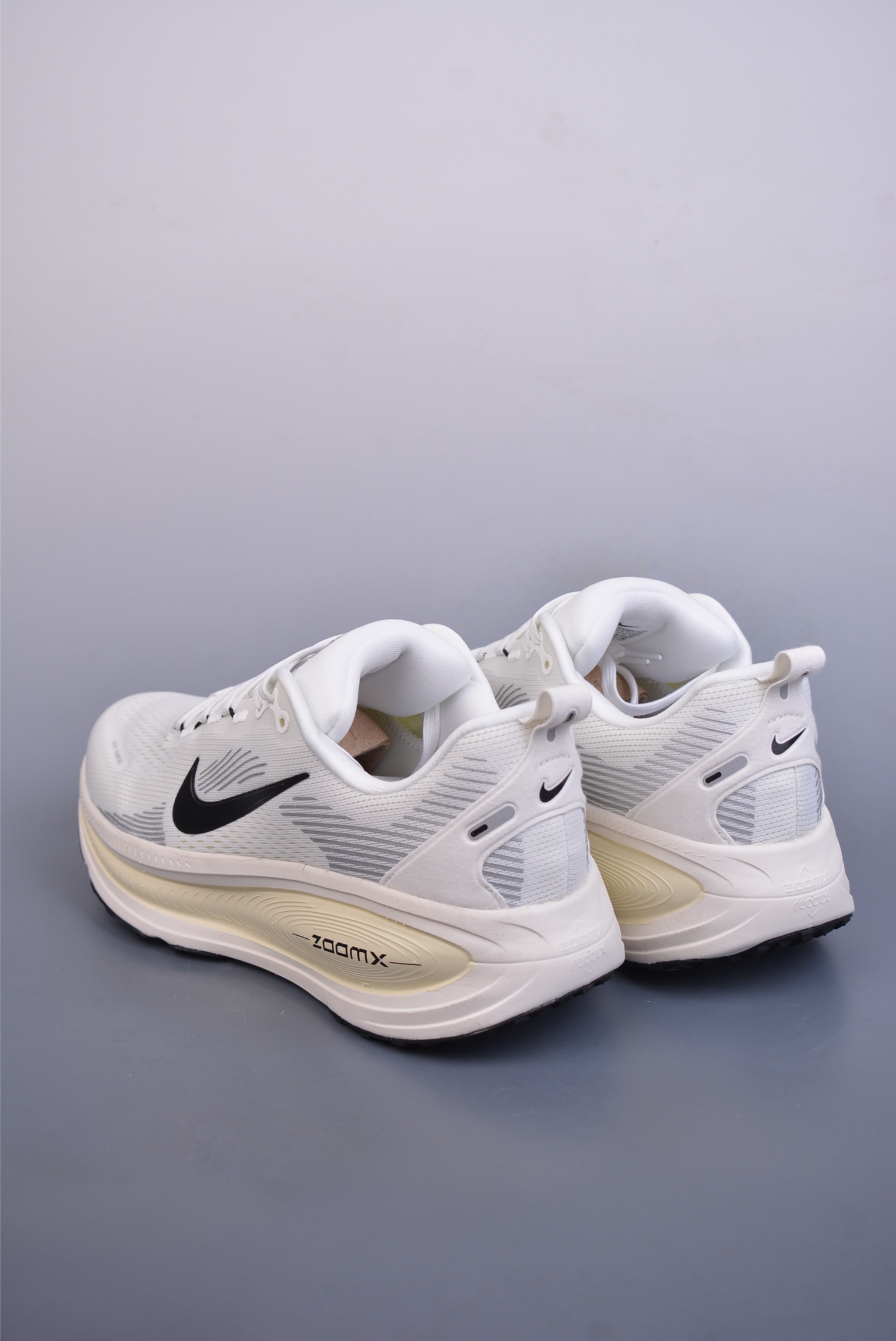 180  Nike Air Zoom Vomero 18  HM6803-101