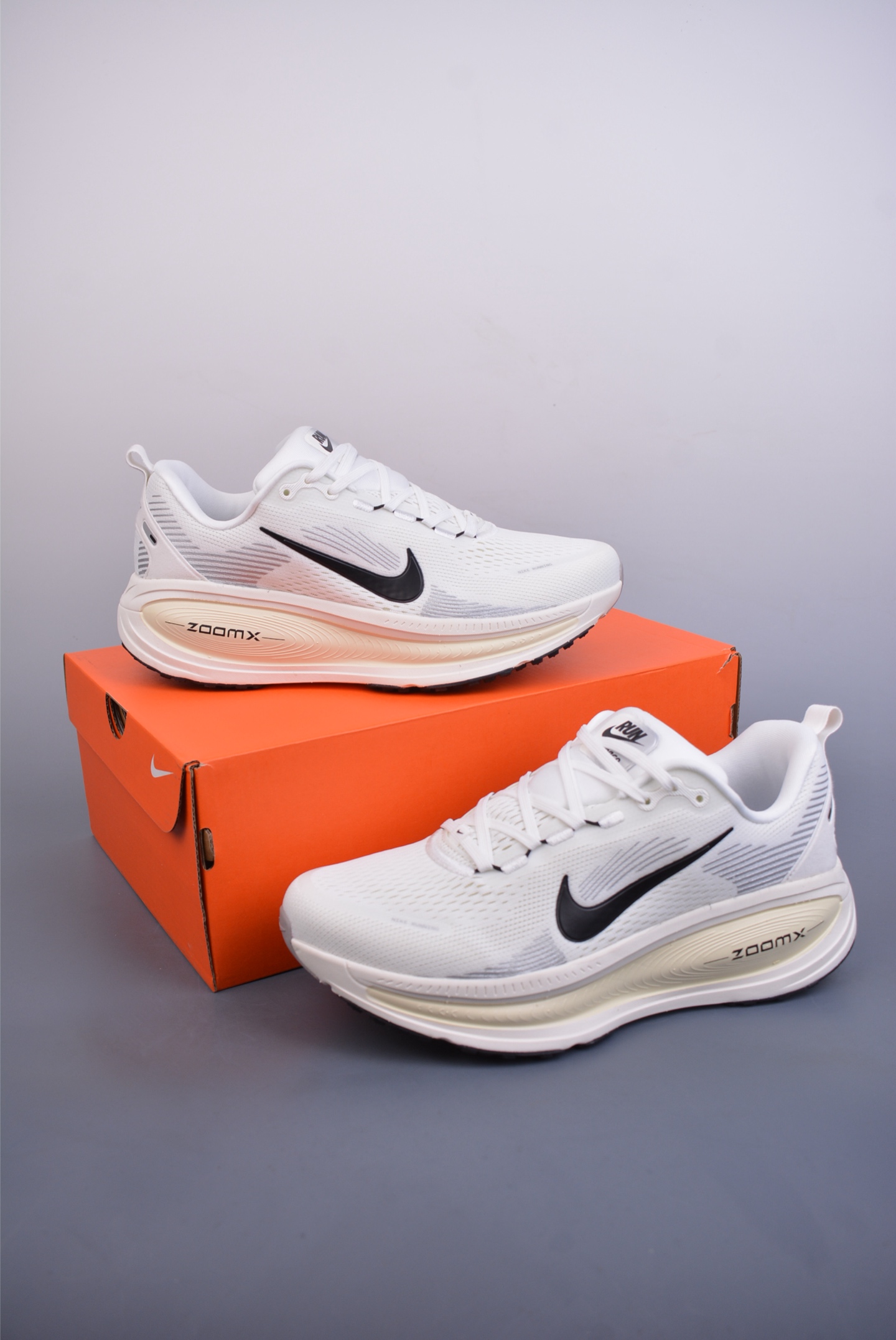 180  Nike Air Zoom Vomero 18  HM6803-101