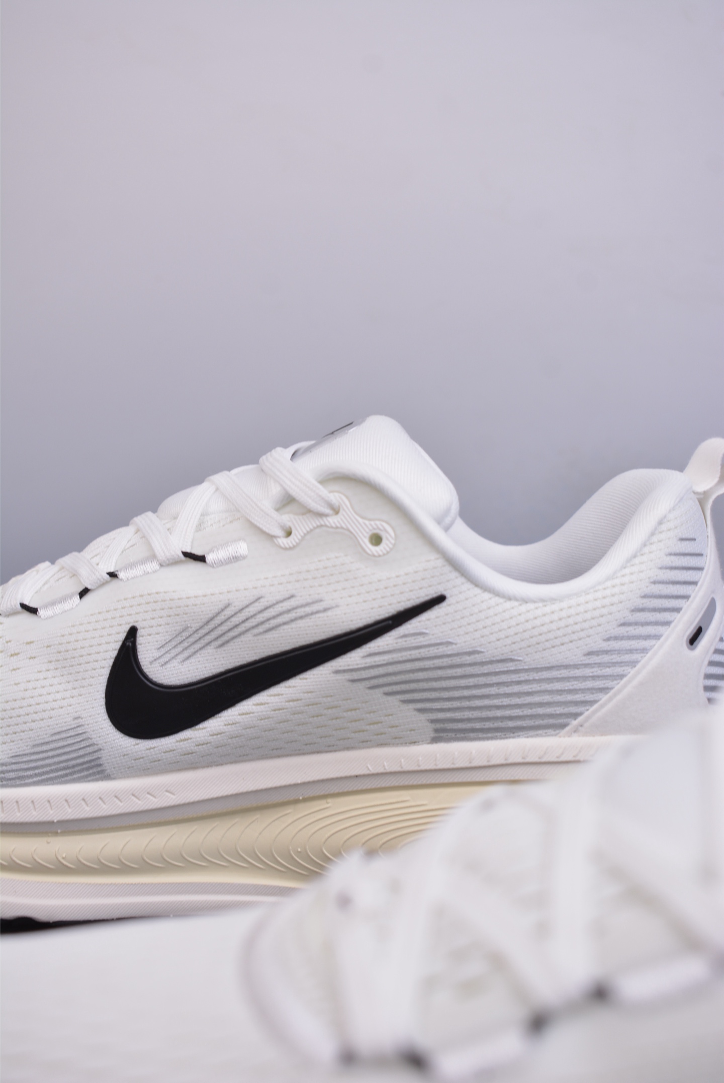 180  Nike Air Zoom Vomero 18  HM6803-101