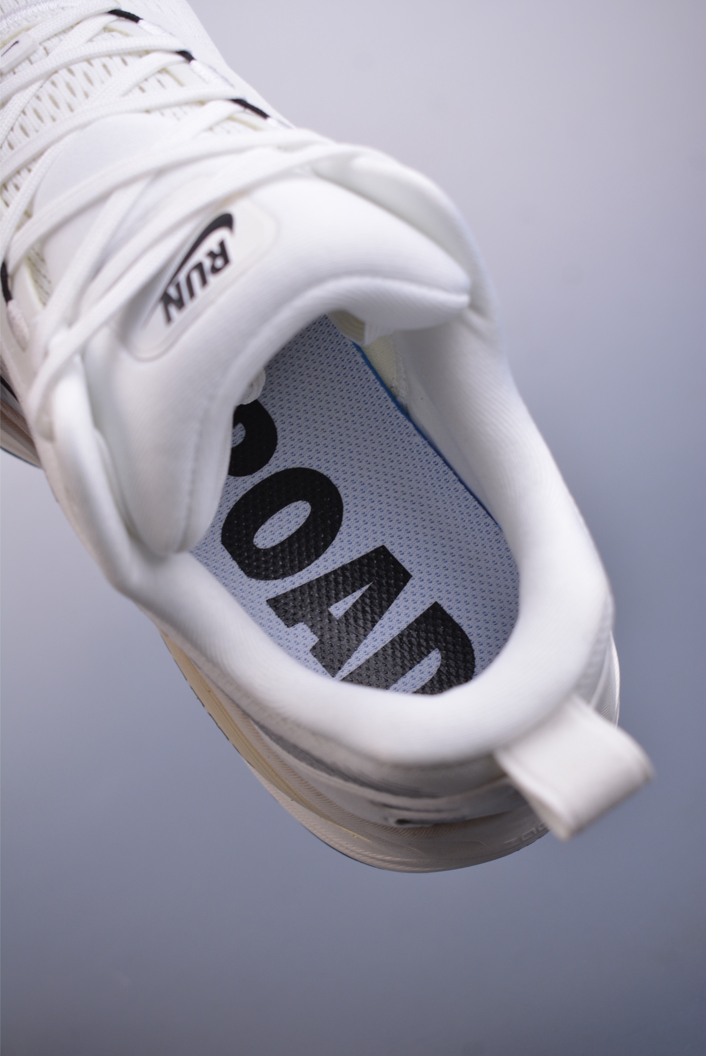 180  Nike Air Zoom Vomero 18  HM6803-101