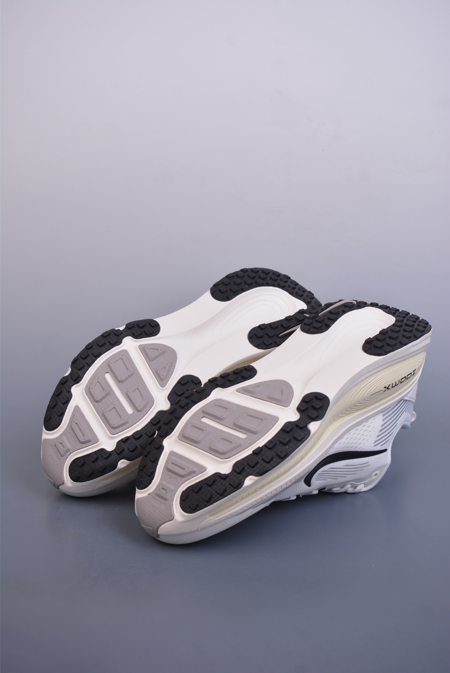 180  Nike Air Zoom Vomero 18  HM6803-101