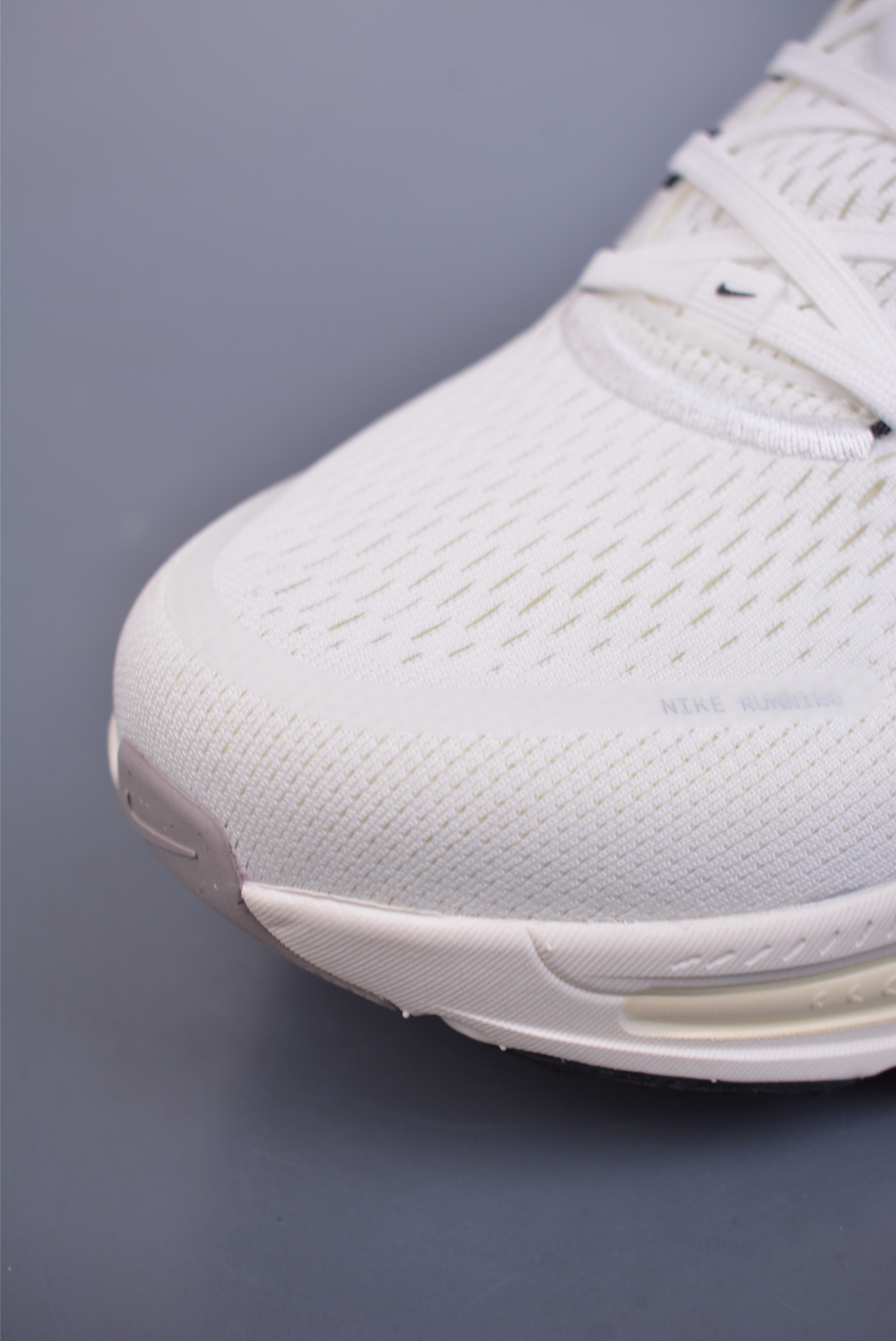 180  Nike Air Zoom Vomero 18  HM6803-101