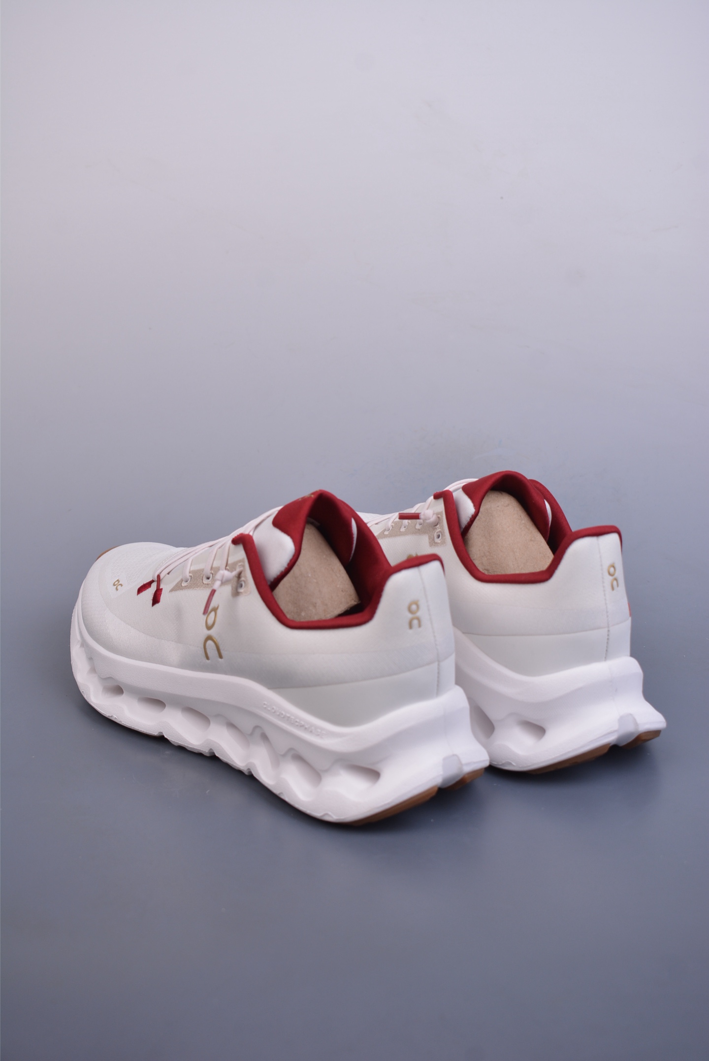 180  On昂跑 Cloudtilt Loewe 户外街头机能风跑步鞋 3MF1074