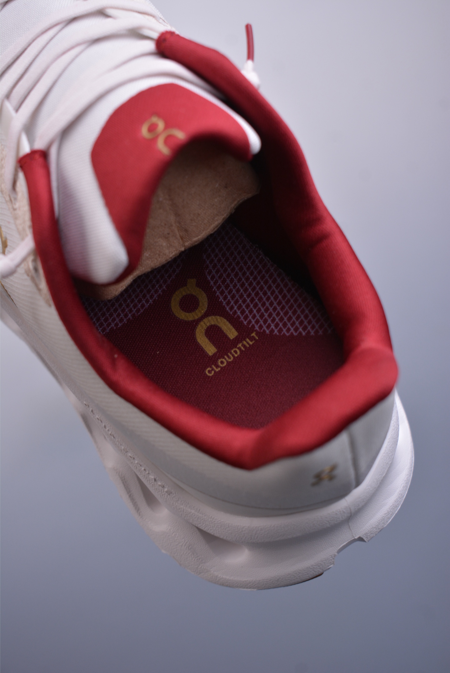 180  On昂跑 Cloudtilt Loewe 户外街头机能风跑步鞋 3MF1074