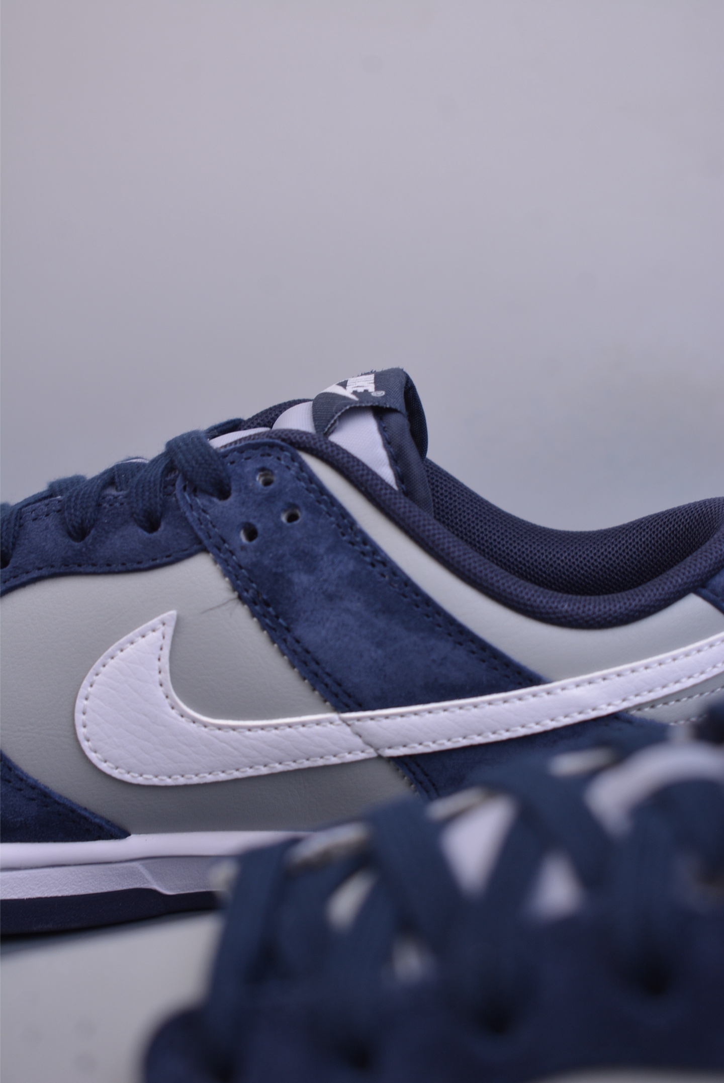 200  NIKE SB Dunk Low    IB3079-400