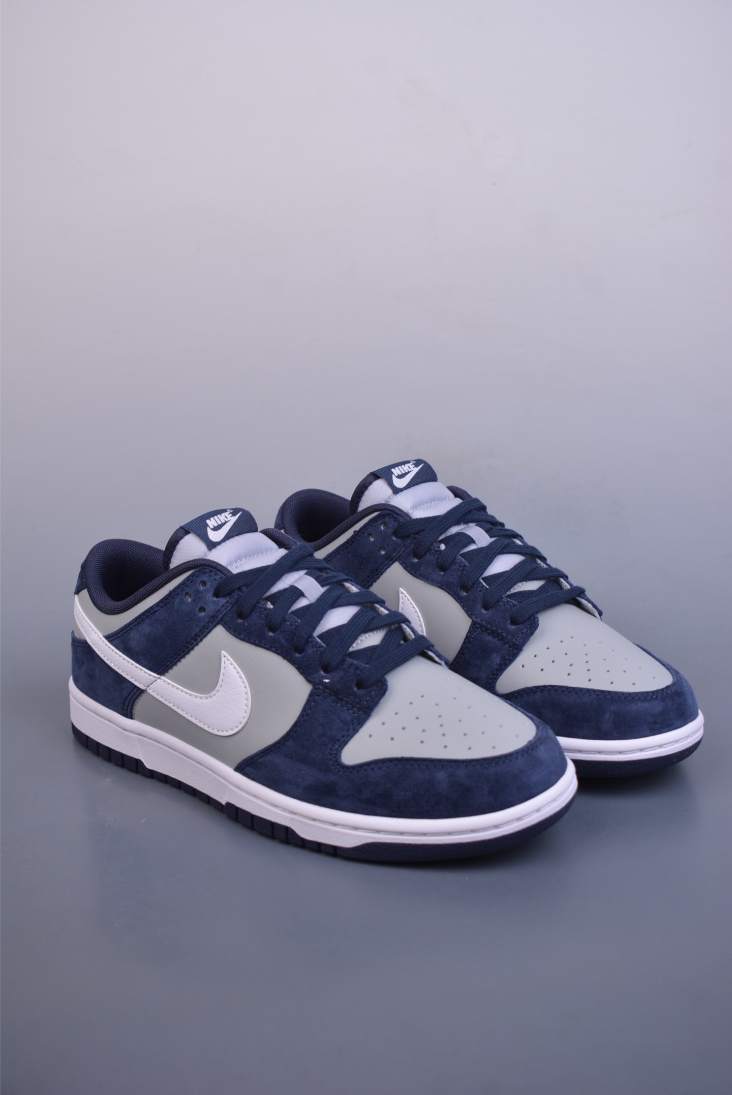 200  NIKE SB Dunk Low    IB3079-400
