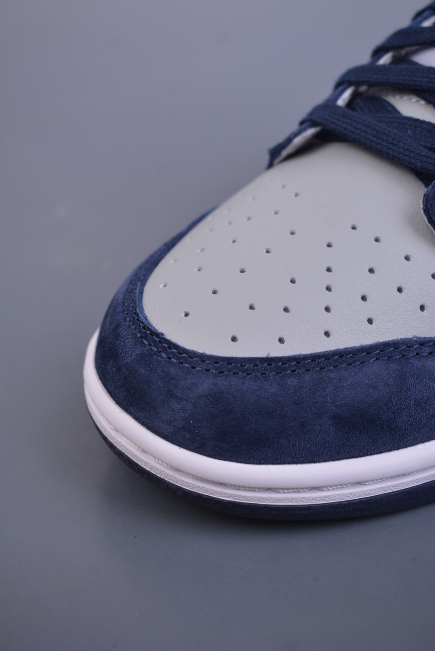 200  NIKE SB Dunk Low    IB3079-400