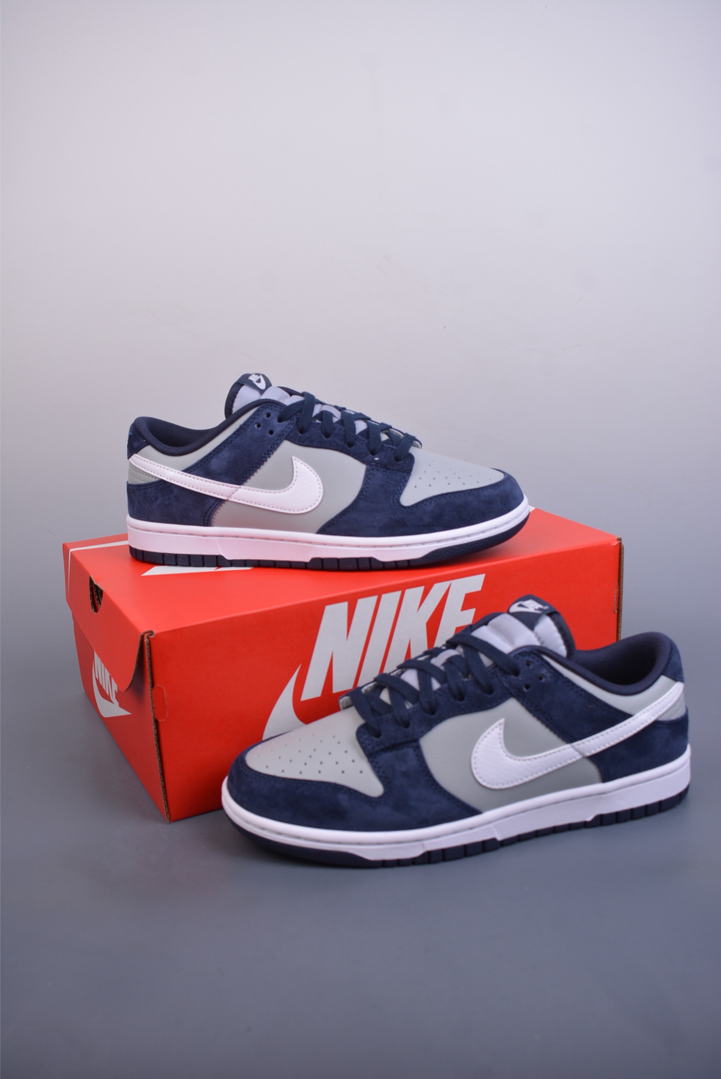 200  NIKE SB Dunk Low    IB3079-400
