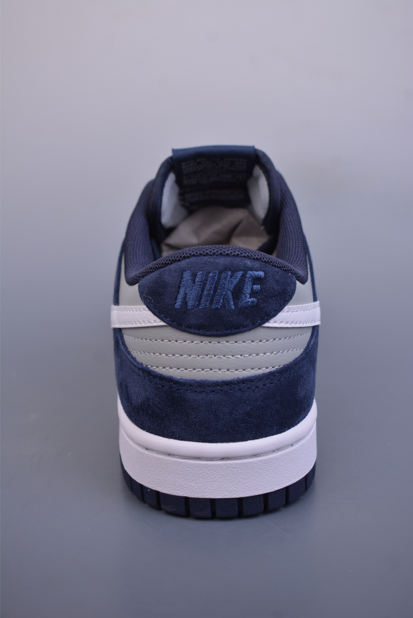 200  NIKE SB Dunk Low    IB3079-400