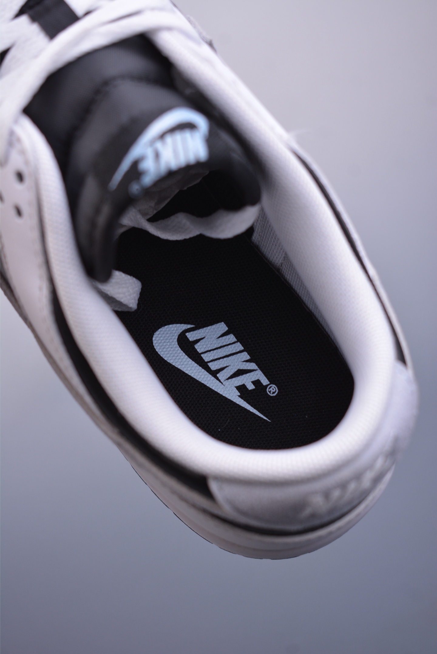 200  NIKE SB Dunk Low   IB4320-141