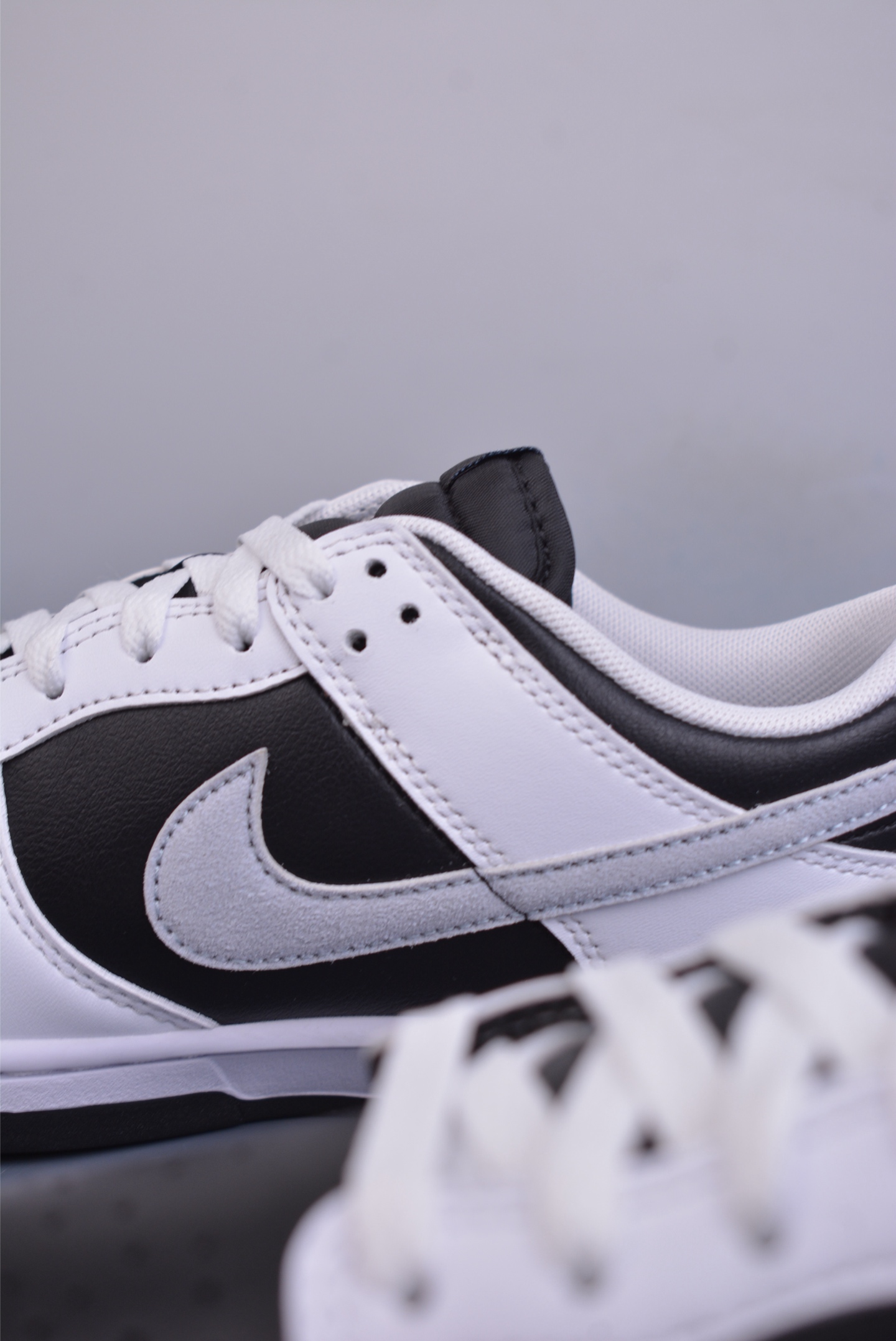 200  NIKE SB Dunk Low   IB4320-141