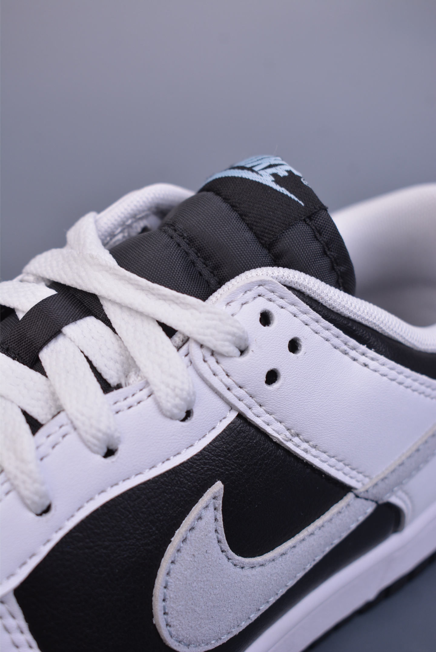 200  NIKE SB Dunk Low   IB4320-141