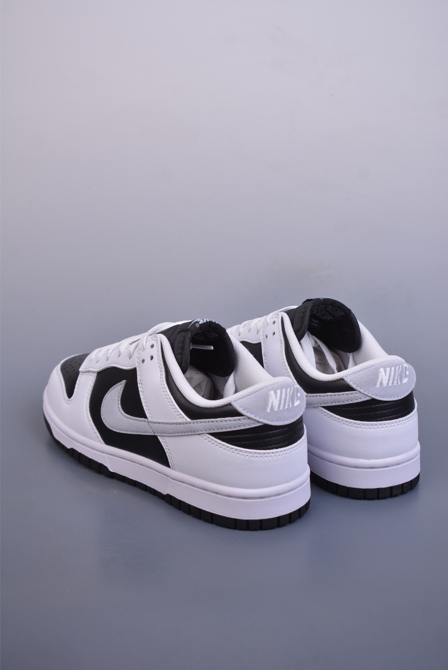 200  NIKE SB Dunk Low   IB4320-141