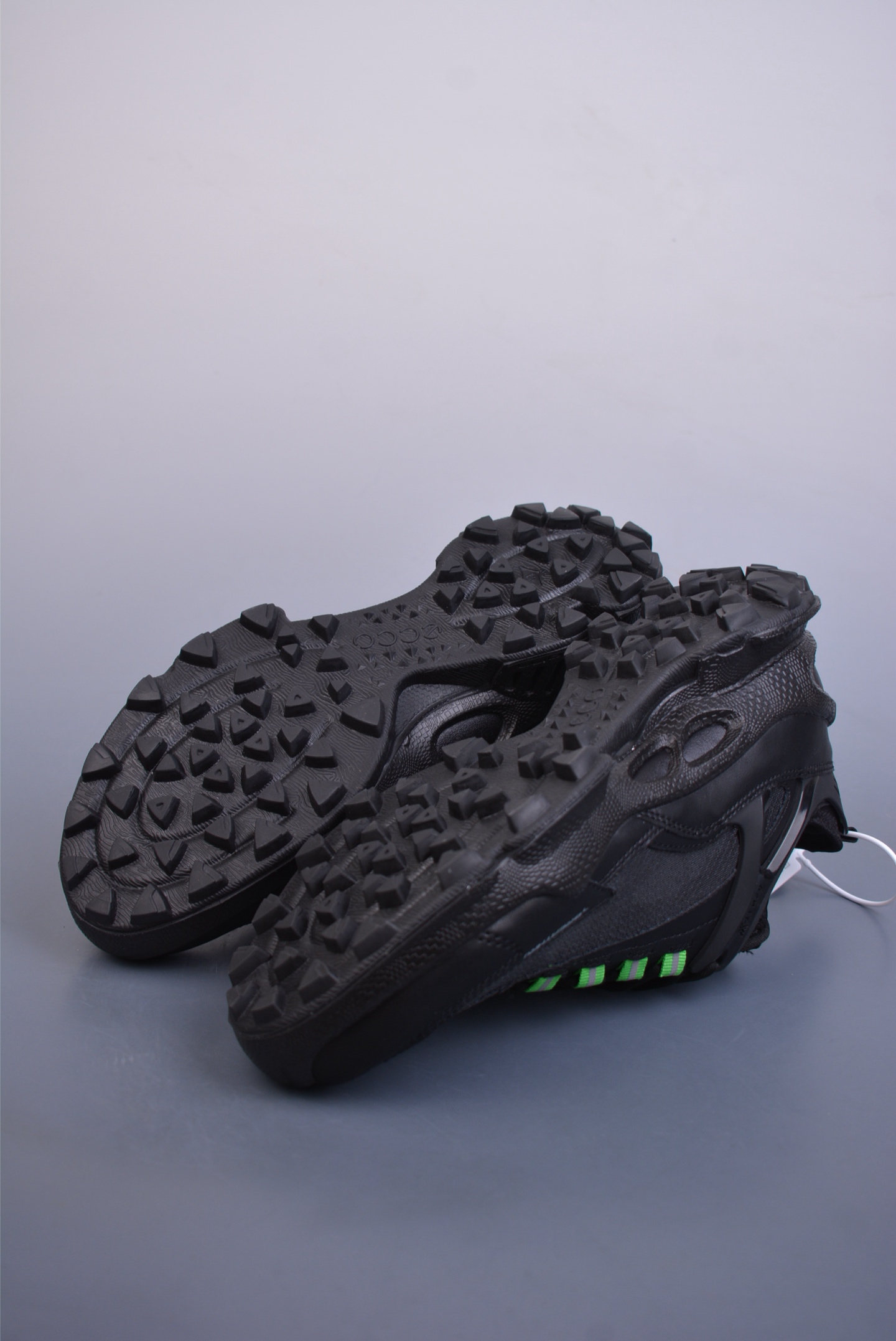 300  ECCO爱步运动男鞋 25年新款百搭跑步健身鞋    803394
