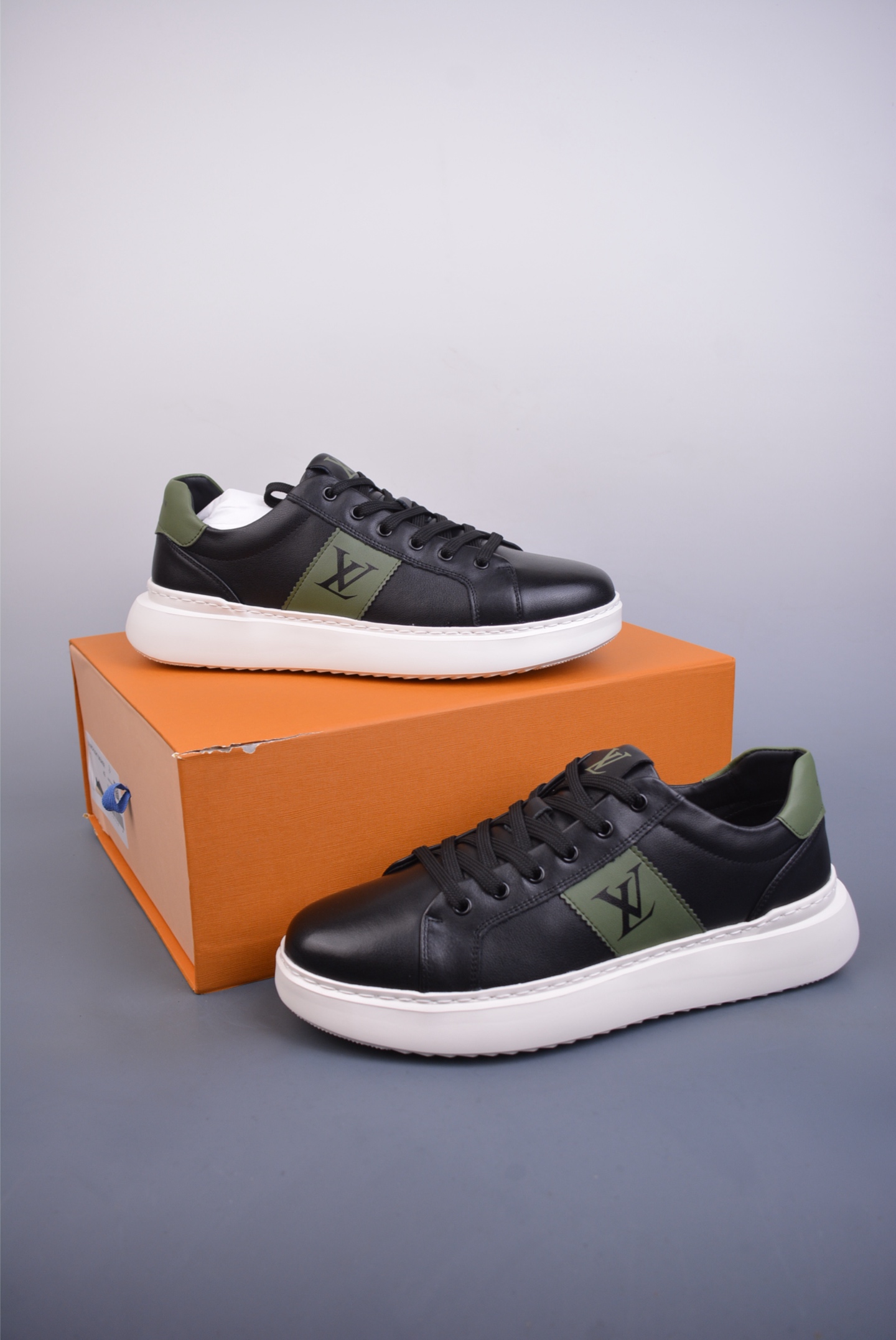 380  Louis vuitton Trainer Sneaker Low 路易威登 休闲文化运动板鞋系列  51BCOLORE