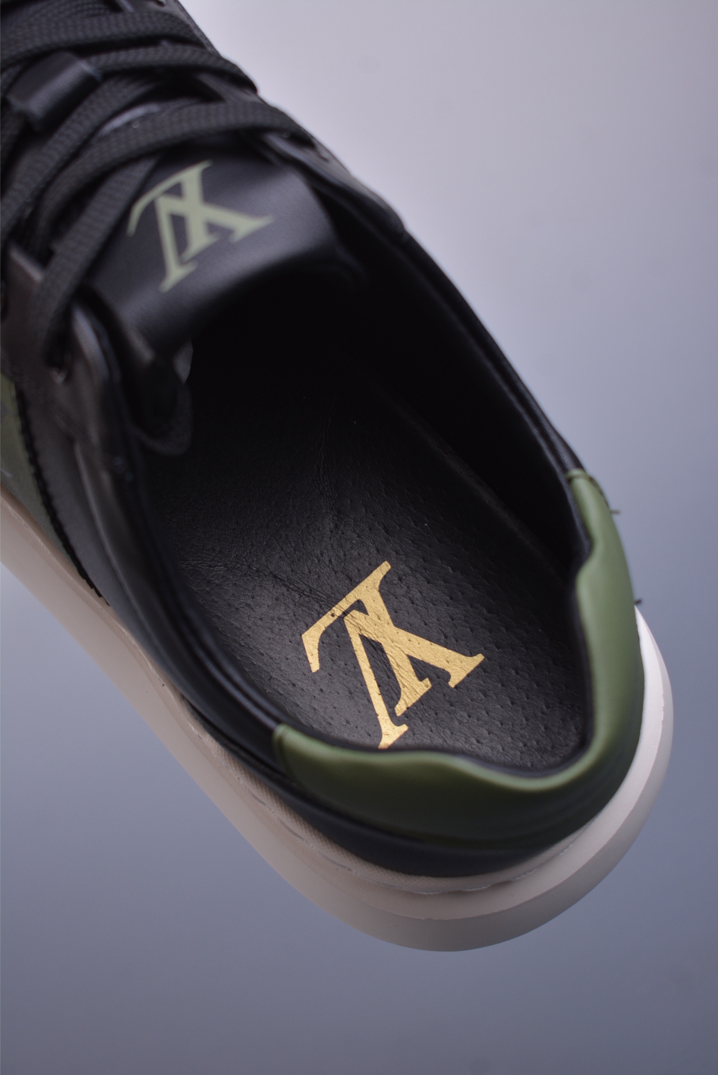 380  Louis vuitton Trainer Sneaker Low 路易威登 休闲文化运动板鞋系列  51BCOLORE