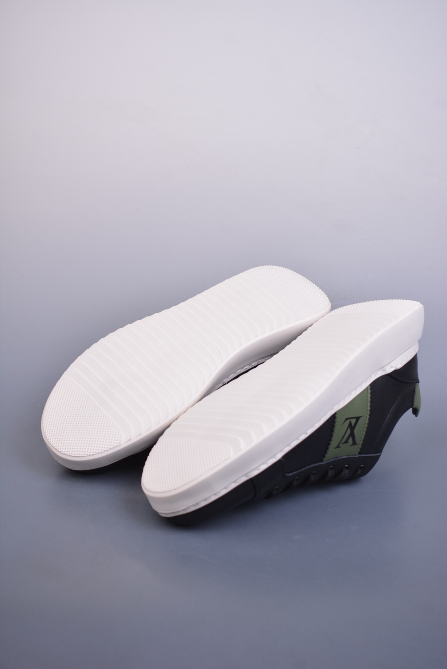 380  Louis vuitton Trainer Sneaker Low 路易威登 休闲文化运动板鞋系列  51BCOLORE