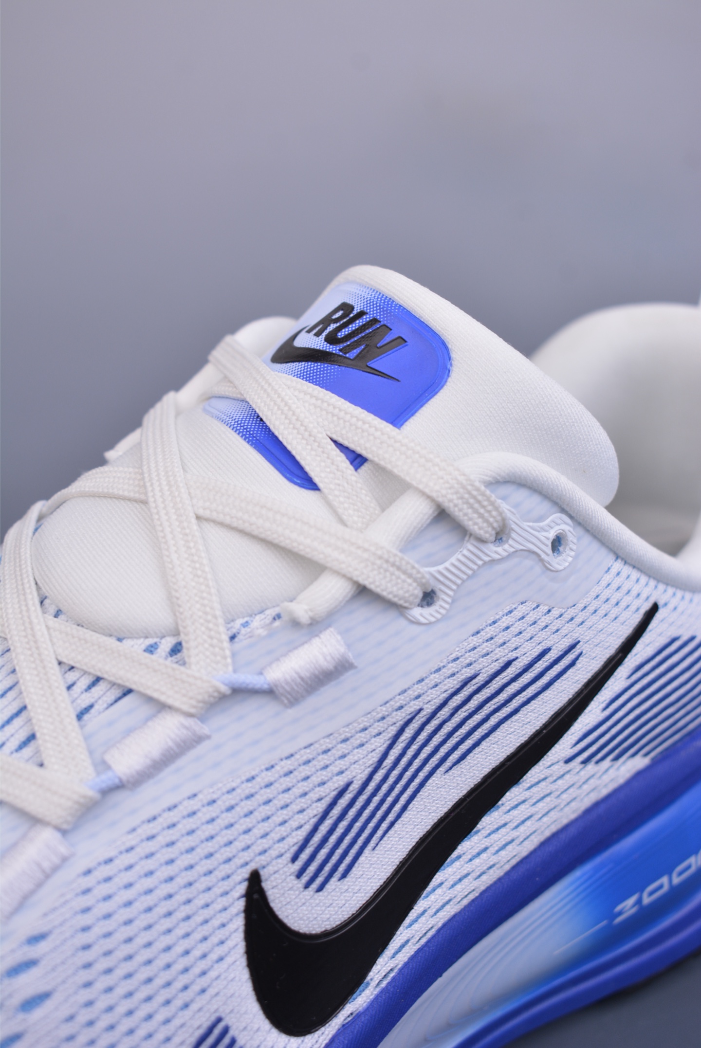 180  Nike Air Zoom Vomero 18 全新科技提前原鞋开发 运动跑鞋  HM6803-104