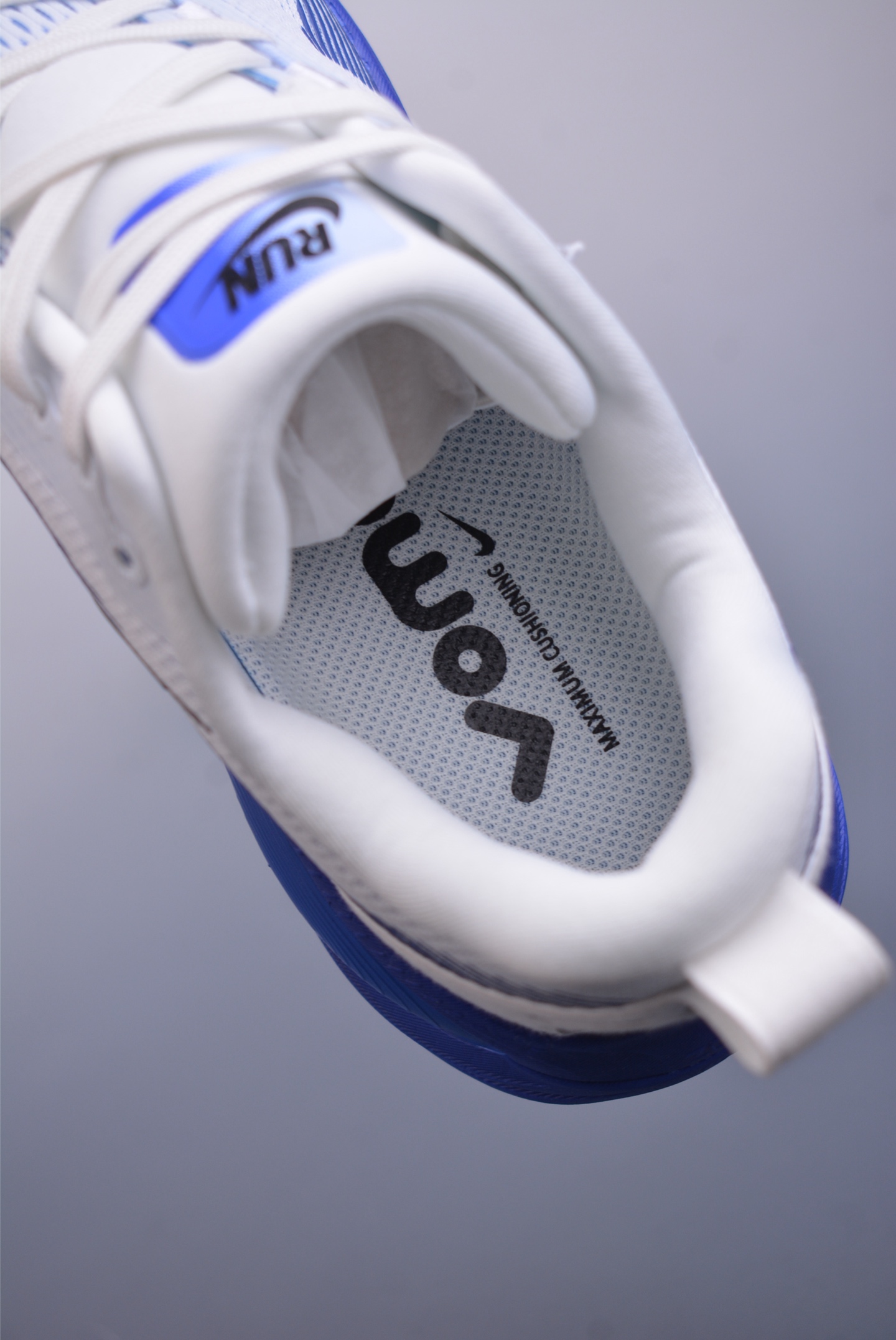180  Nike Air Zoom Vomero 18 全新科技提前原鞋开发 运动跑鞋  HM6803-104