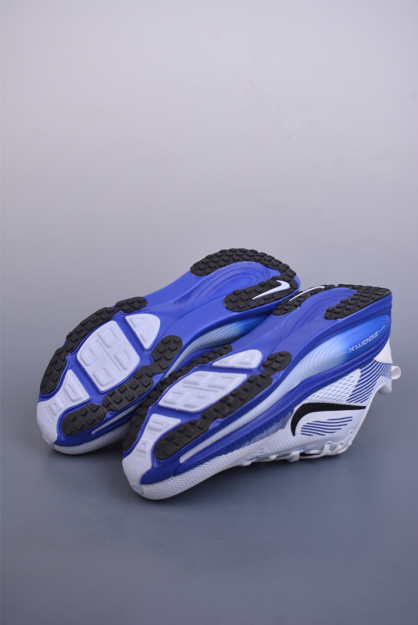 180  Nike Air Zoom Vomero 18 全新科技提前原鞋开发 运动跑鞋  HM6803-104