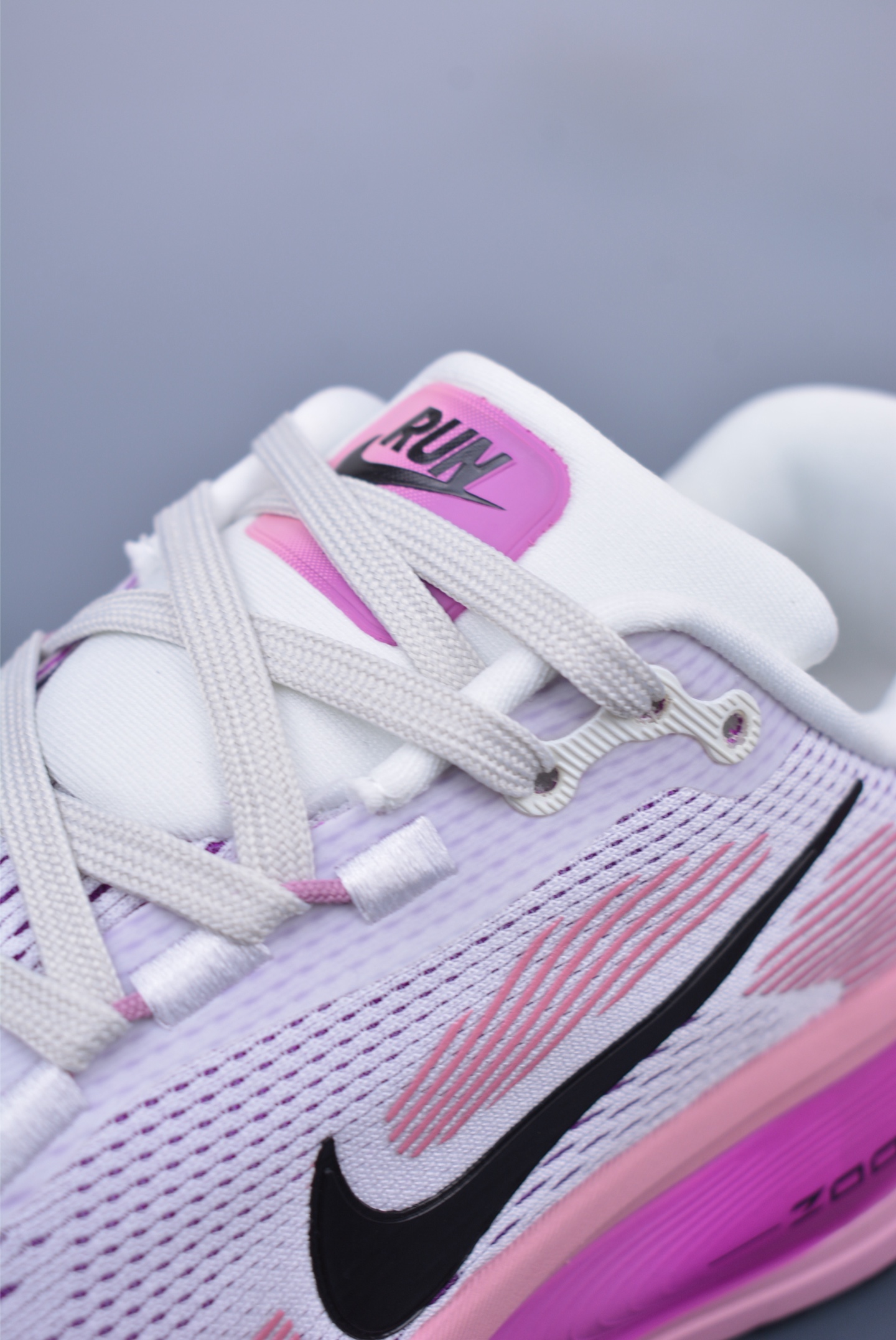180  Nike Air Zoom Vomero 18   HM6803-105